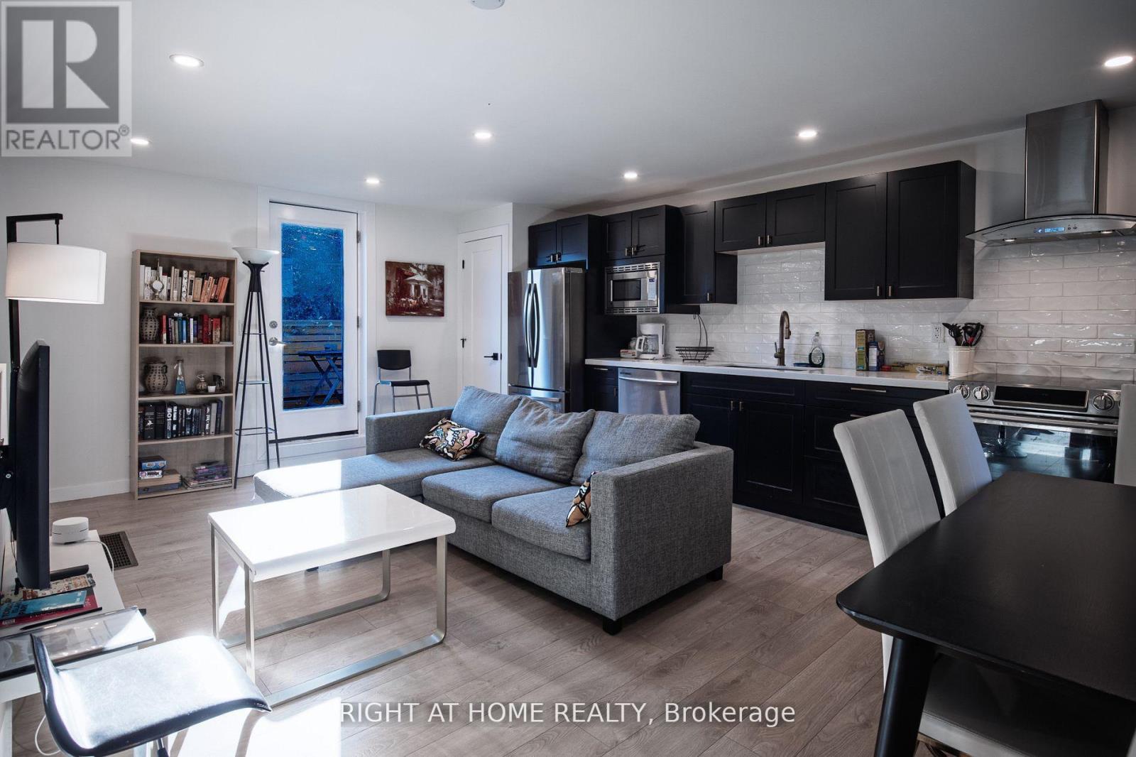 Upper - 377 Lansdowne Avenue, Toronto, Ontario  M6H 3Y2 - Photo 4 - C12553070