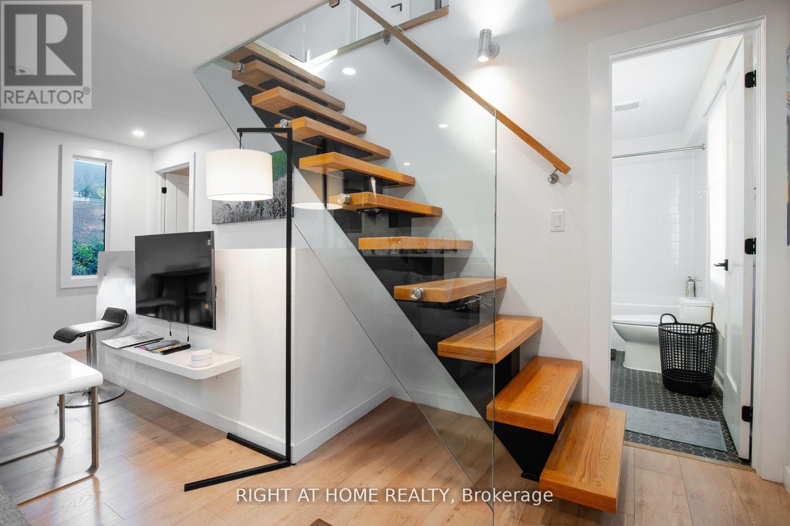 Upper - 377 Lansdowne Avenue, Toronto, Ontario  M6H 3Y2 - Photo 5 - C12553070