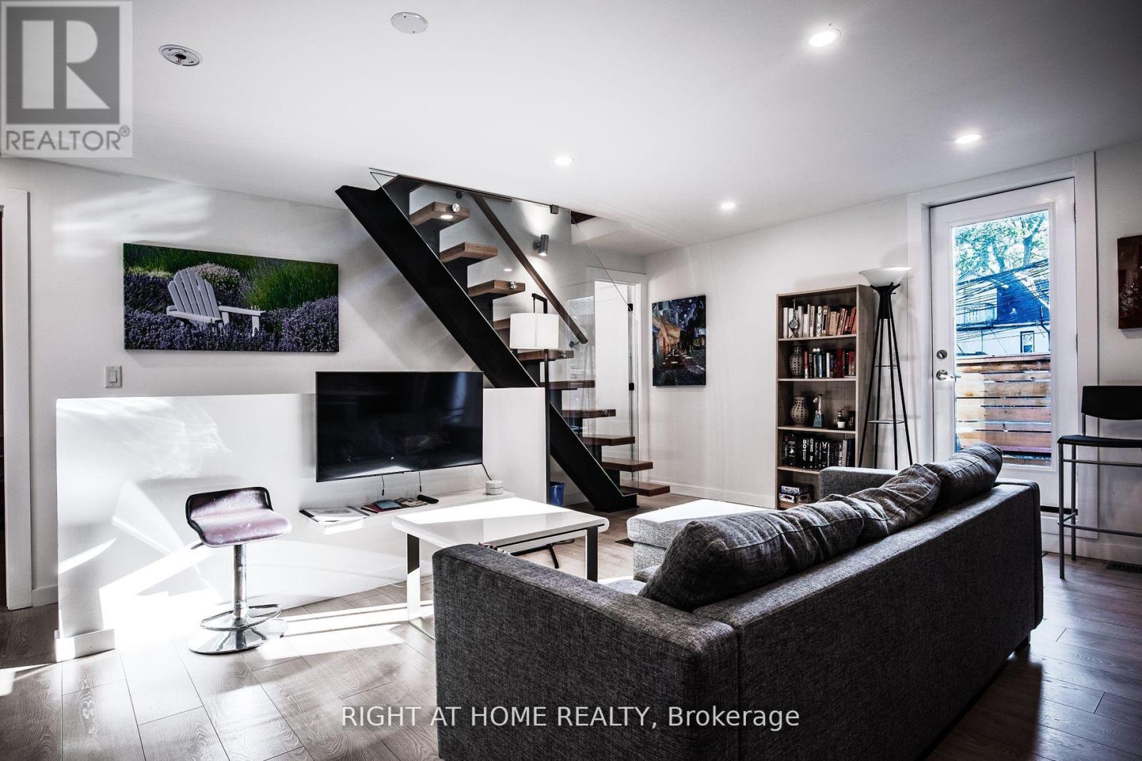 Upper - 377 Lansdowne Avenue, Toronto, Ontario  M6H 3Y2 - Photo 6 - C12553070