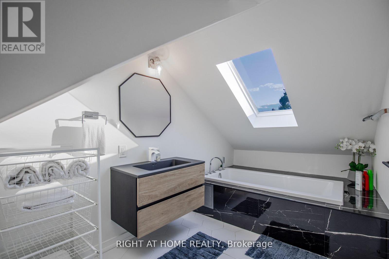 Upper - 377 Lansdowne Avenue, Toronto, Ontario  M6H 3Y2 - Photo 7 - C12553070