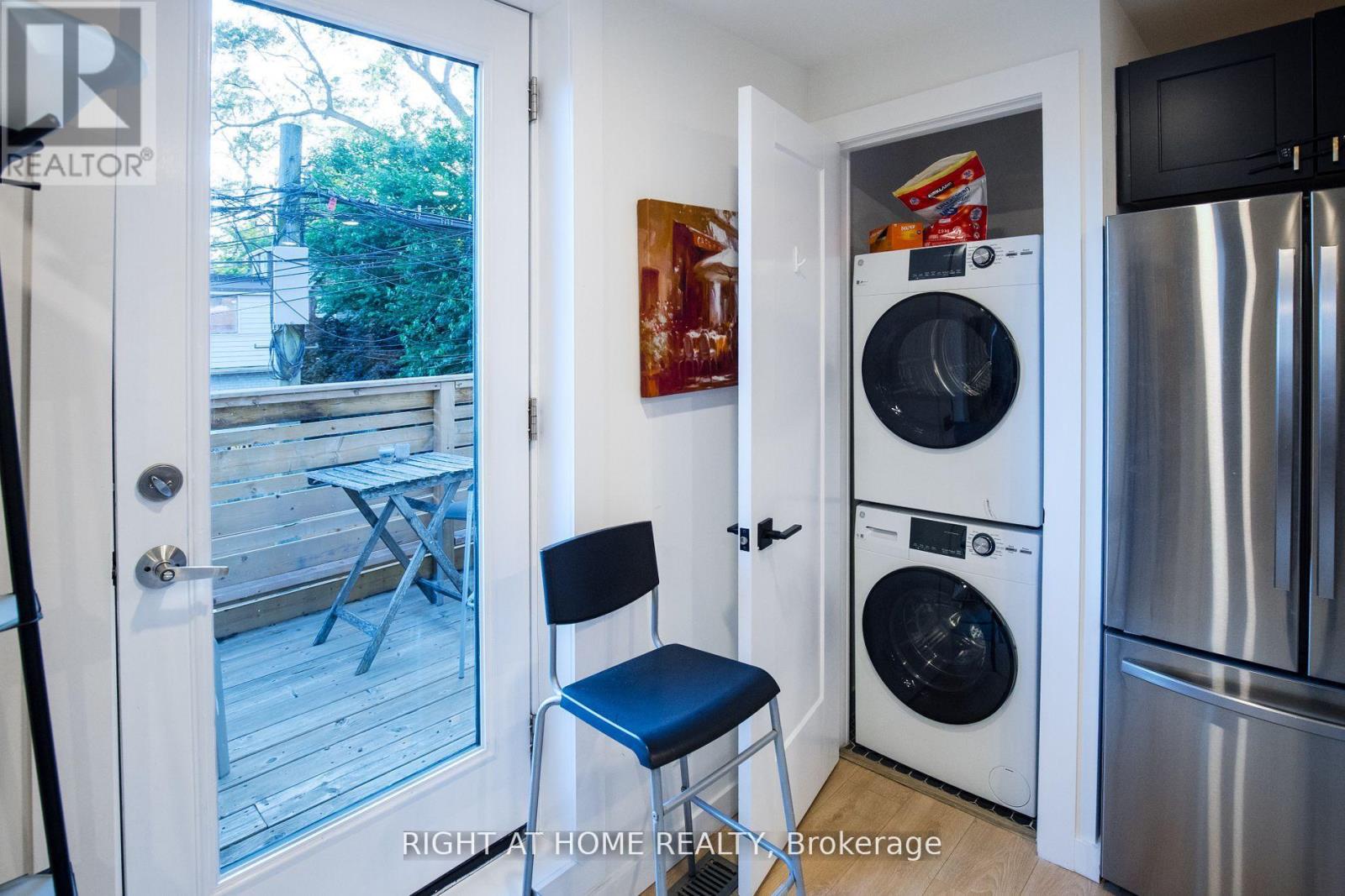 Upper - 377 Lansdowne Avenue, Toronto, Ontario  M6H 3Y2 - Photo 8 - C12553070