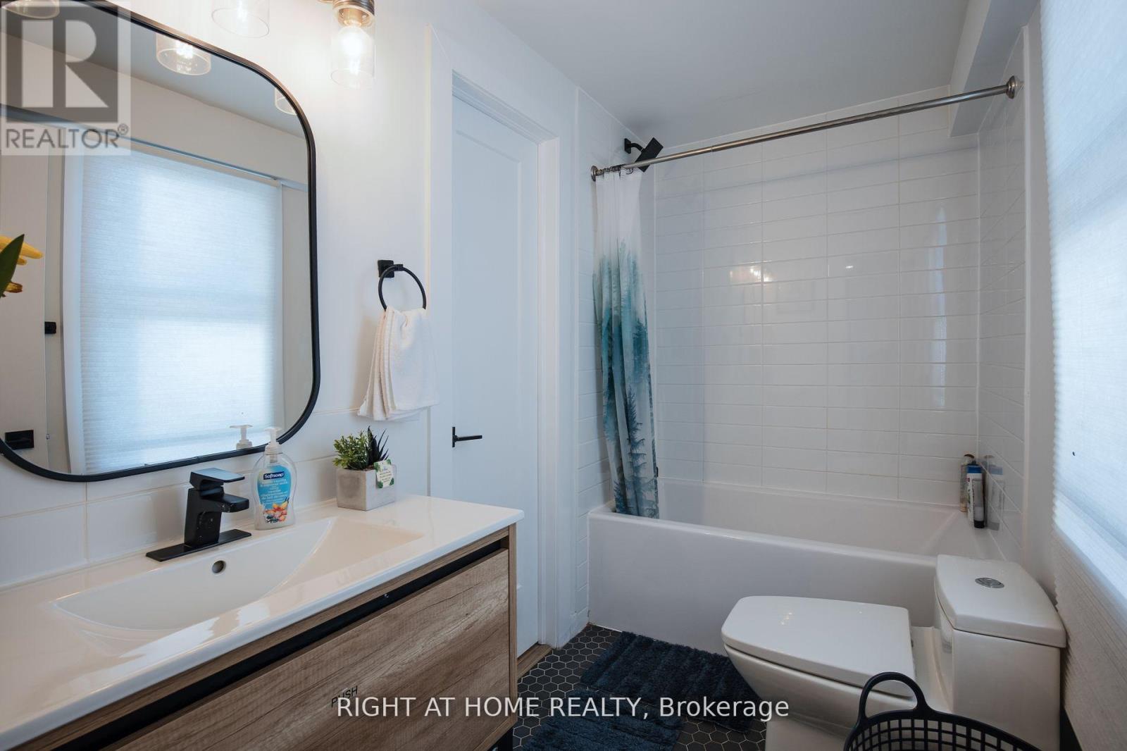 Upper - 377 Lansdowne Avenue, Toronto, Ontario  M6H 3Y2 - Photo 9 - C12553070