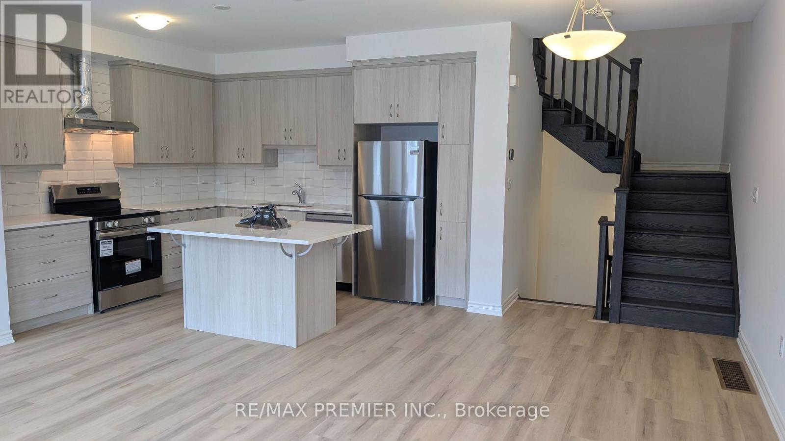 11 Pearen Lane, Barrie, Ontario  L9J 1A4 - Photo 3 - S12553124