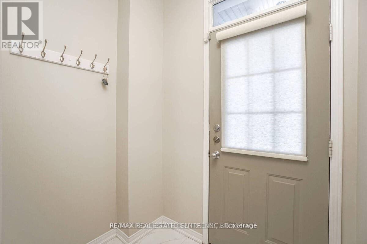 92 - 833 Scollard Court, Mississauga, Ontario  L5V 2B4 - Photo 4 - W12553042