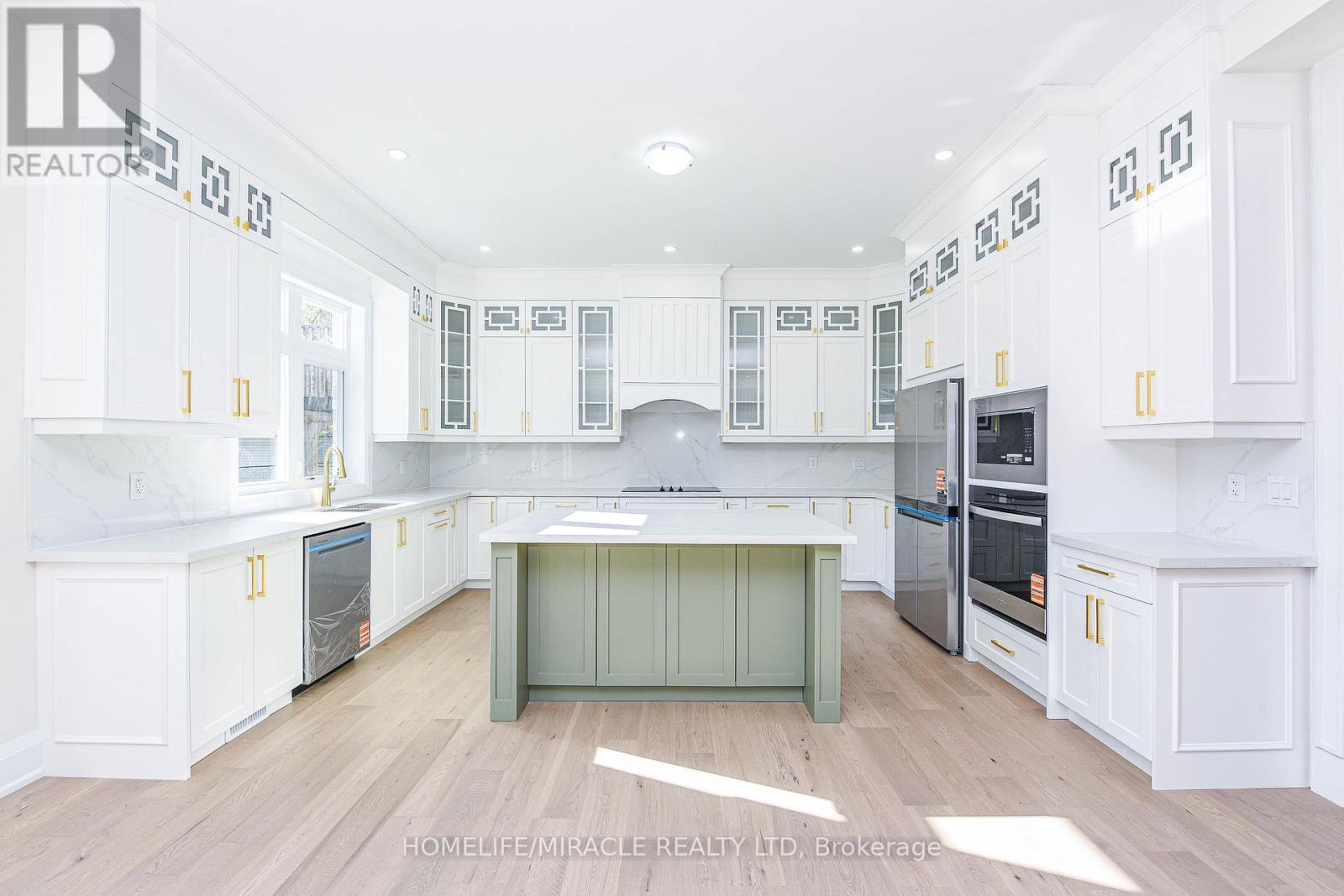 11 Hillcrest Avenue, Brampton, Ontario L6W 1Y7 - Photo 10 - W12553112