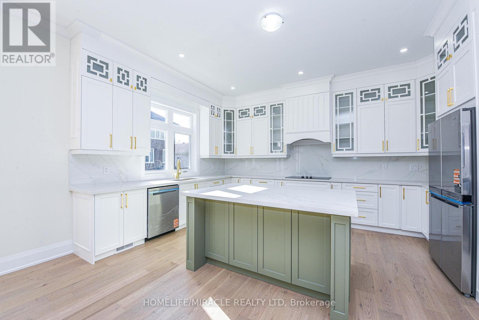 11 Hillcrest Avenue, Brampton, Ontario L6W 1Y7 - Photo 12 - W12553112