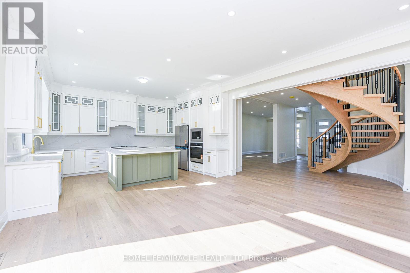 11 Hillcrest Avenue, Brampton, Ontario L6W 1Y7 - Photo 13 - W12553112