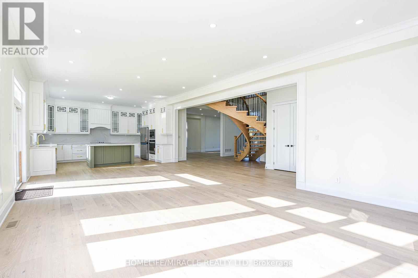 11 Hillcrest Avenue, Brampton, Ontario L6W 1Y7 - Photo 15 - W12553112