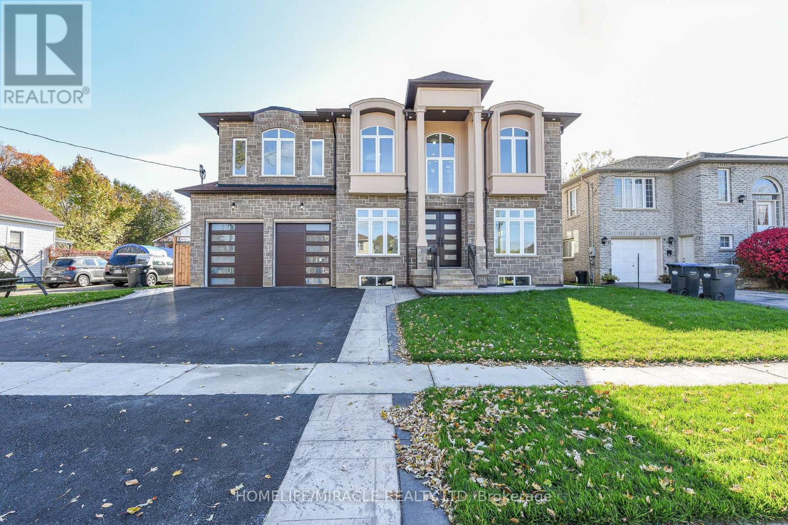 11 Hillcrest Avenue, Brampton, Ontario L6W 1Y7 - Photo 2 - W12553112