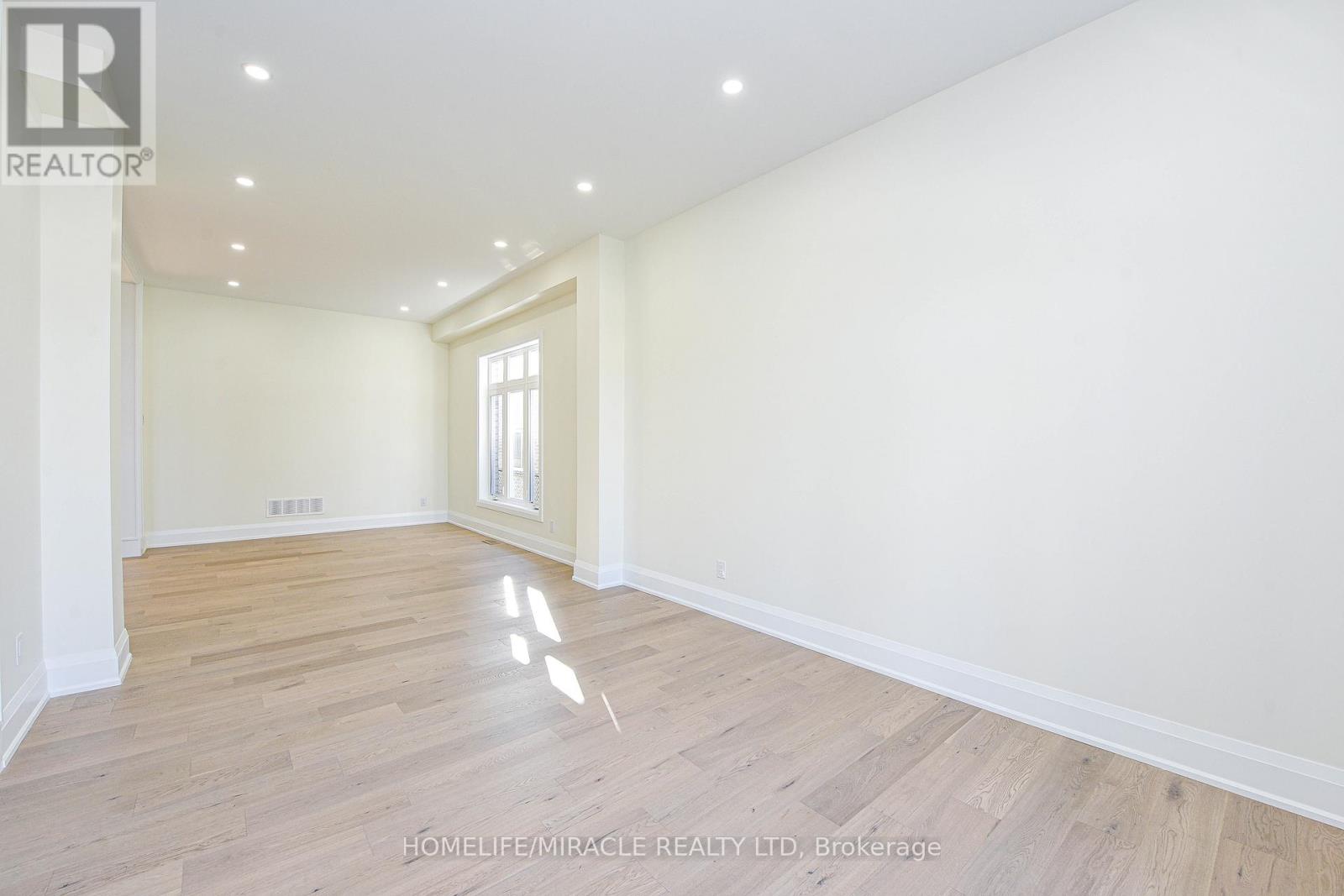 11 Hillcrest Avenue, Brampton, Ontario L6W 1Y7 - Photo 25 - W12553112