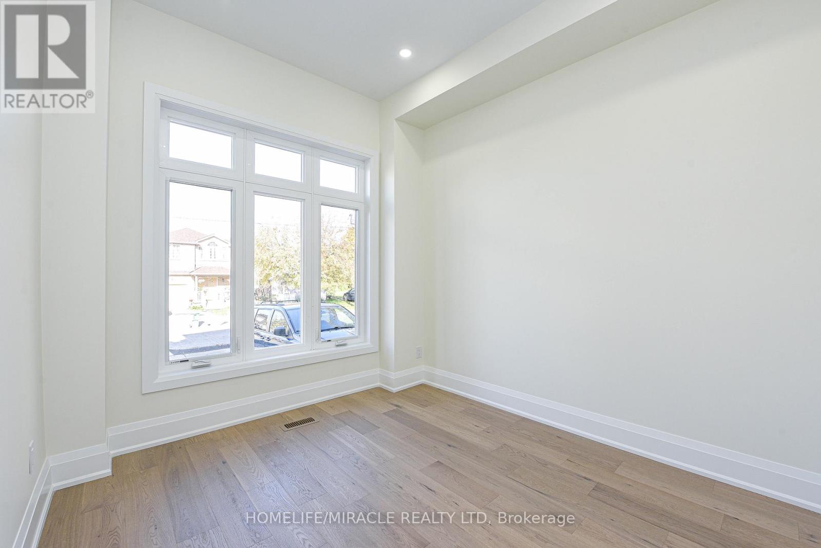 11 Hillcrest Avenue, Brampton, Ontario L6W 1Y7 - Photo 28 - W12553112