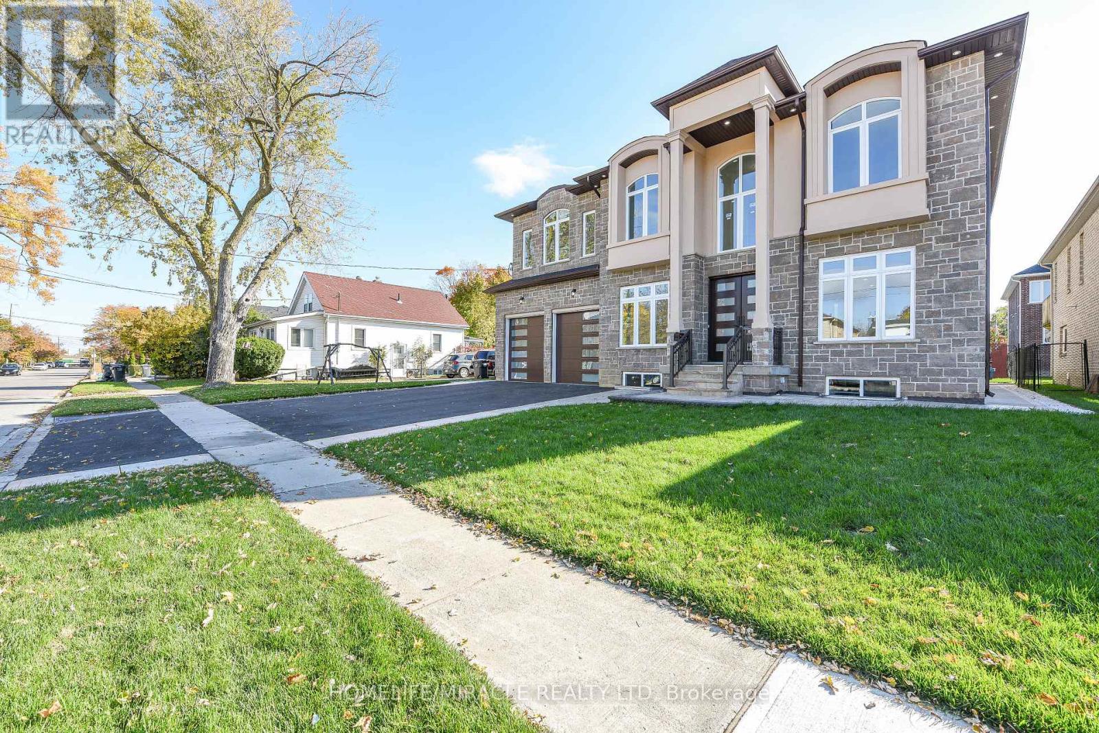 11 Hillcrest Avenue, Brampton, Ontario L6W 1Y7 - Photo 4 - W12553112