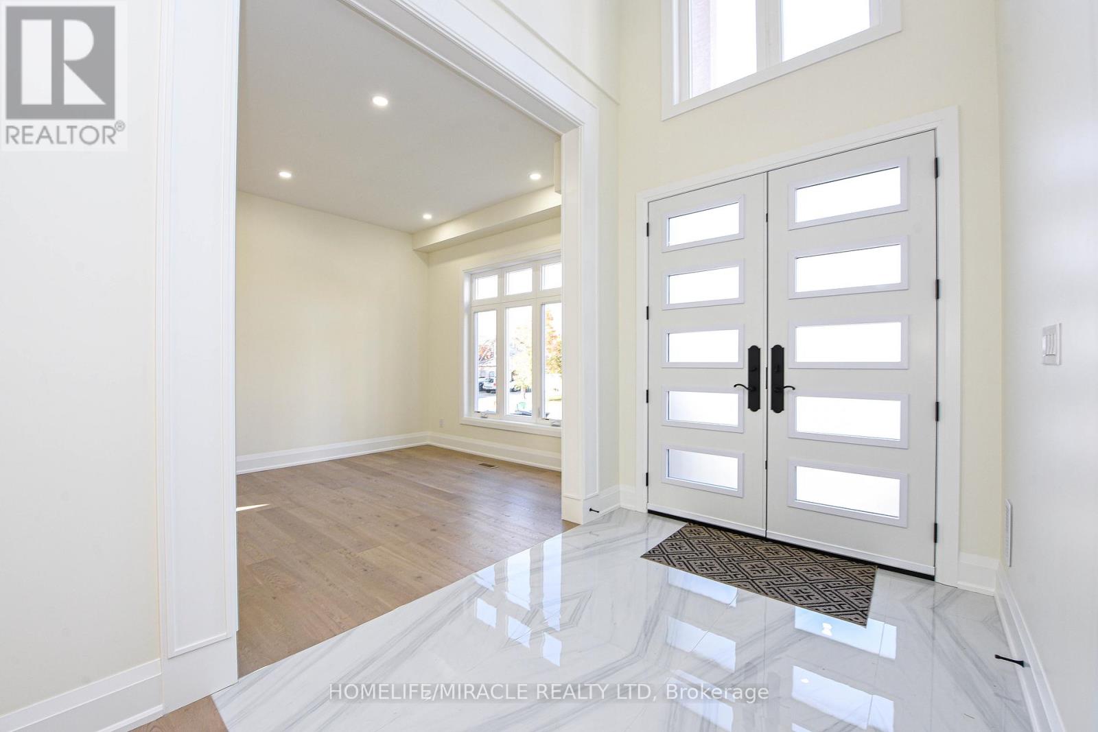 11 Hillcrest Avenue, Brampton, Ontario L6W 1Y7 - Photo 7 - W12553112