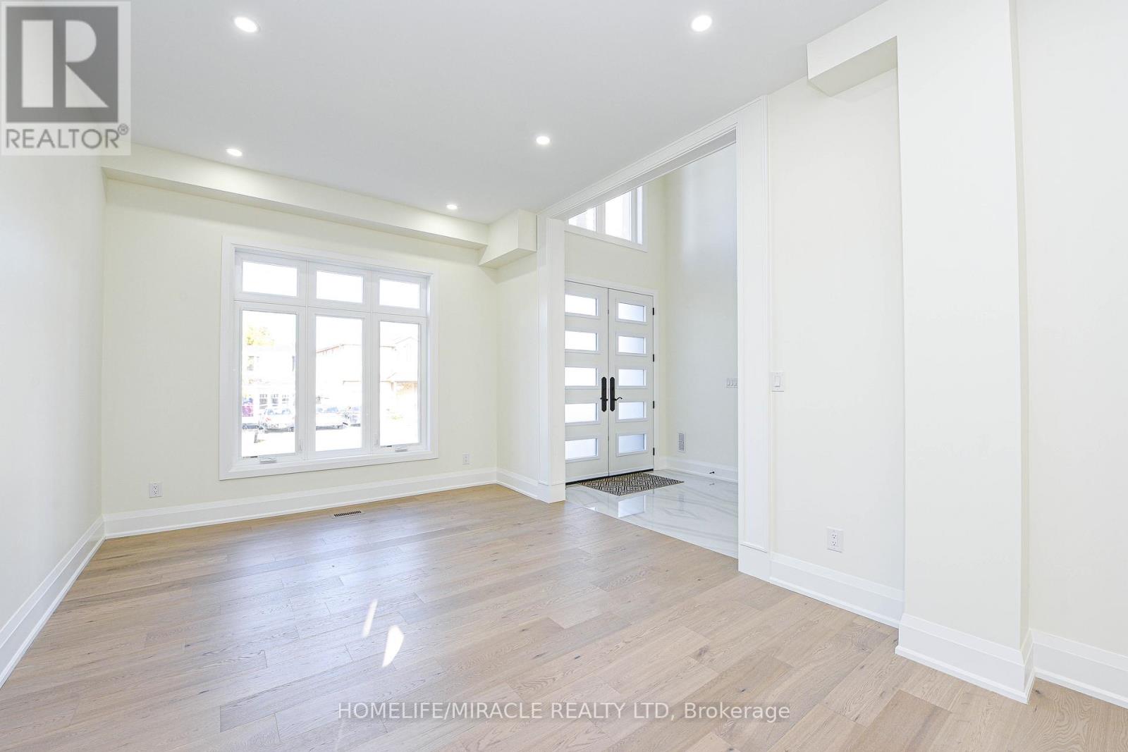 11 Hillcrest Avenue, Brampton, Ontario L6W 1Y7 - Photo 8 - W12553112