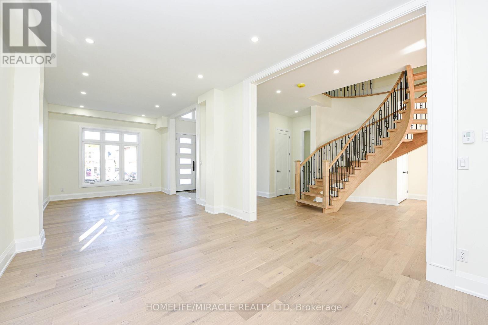 11 Hillcrest Avenue, Brampton, Ontario L6W 1Y7 - Photo 9 - W12553112