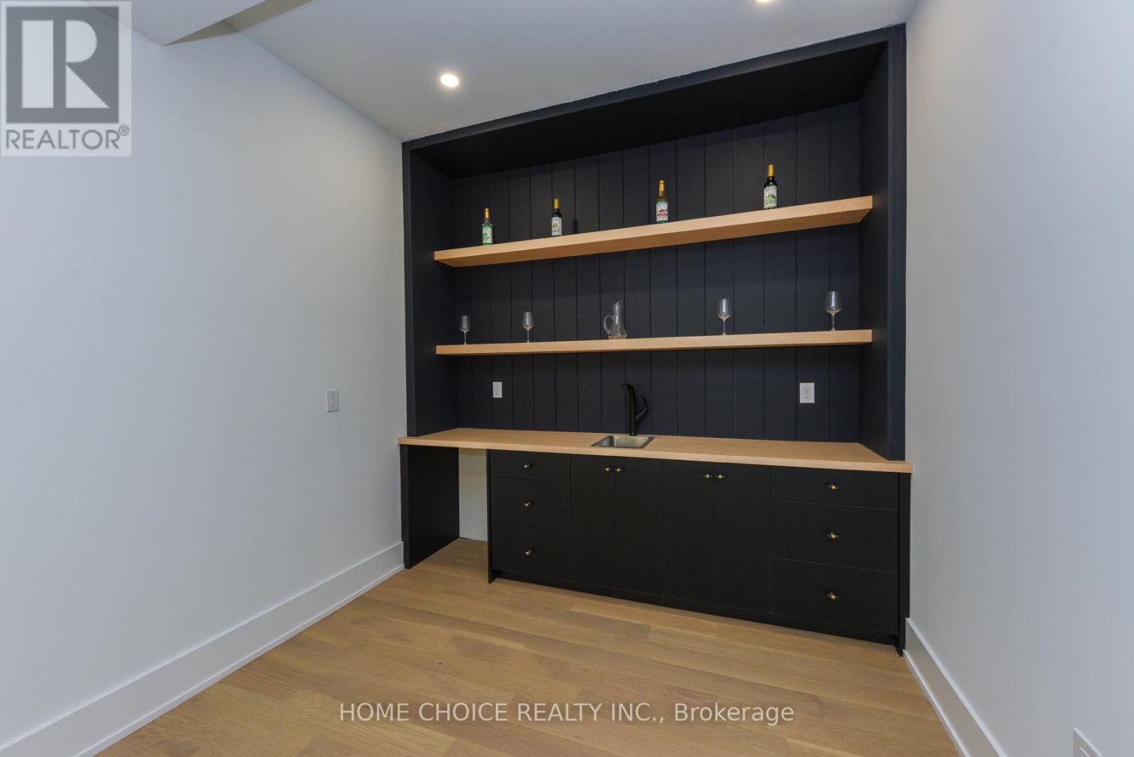 302 Tuck Drive, Burlington, Ontario L7L 2R1 - Photo 35 - W12553122