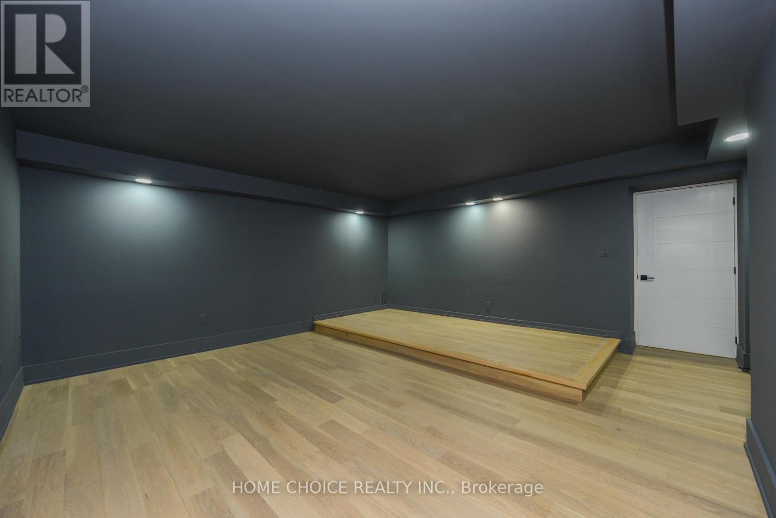 302 Tuck Drive, Burlington, Ontario L7L 2R1 - Photo 36 - W12553122