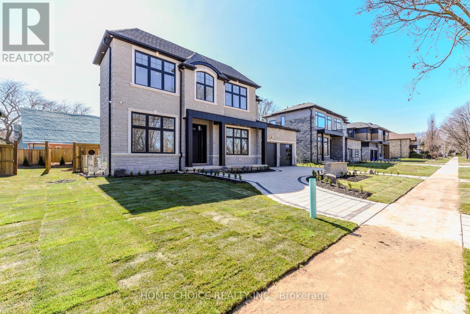 302 Tuck Drive, Burlington, Ontario L7L 2R1 - Photo 4 - W12553122