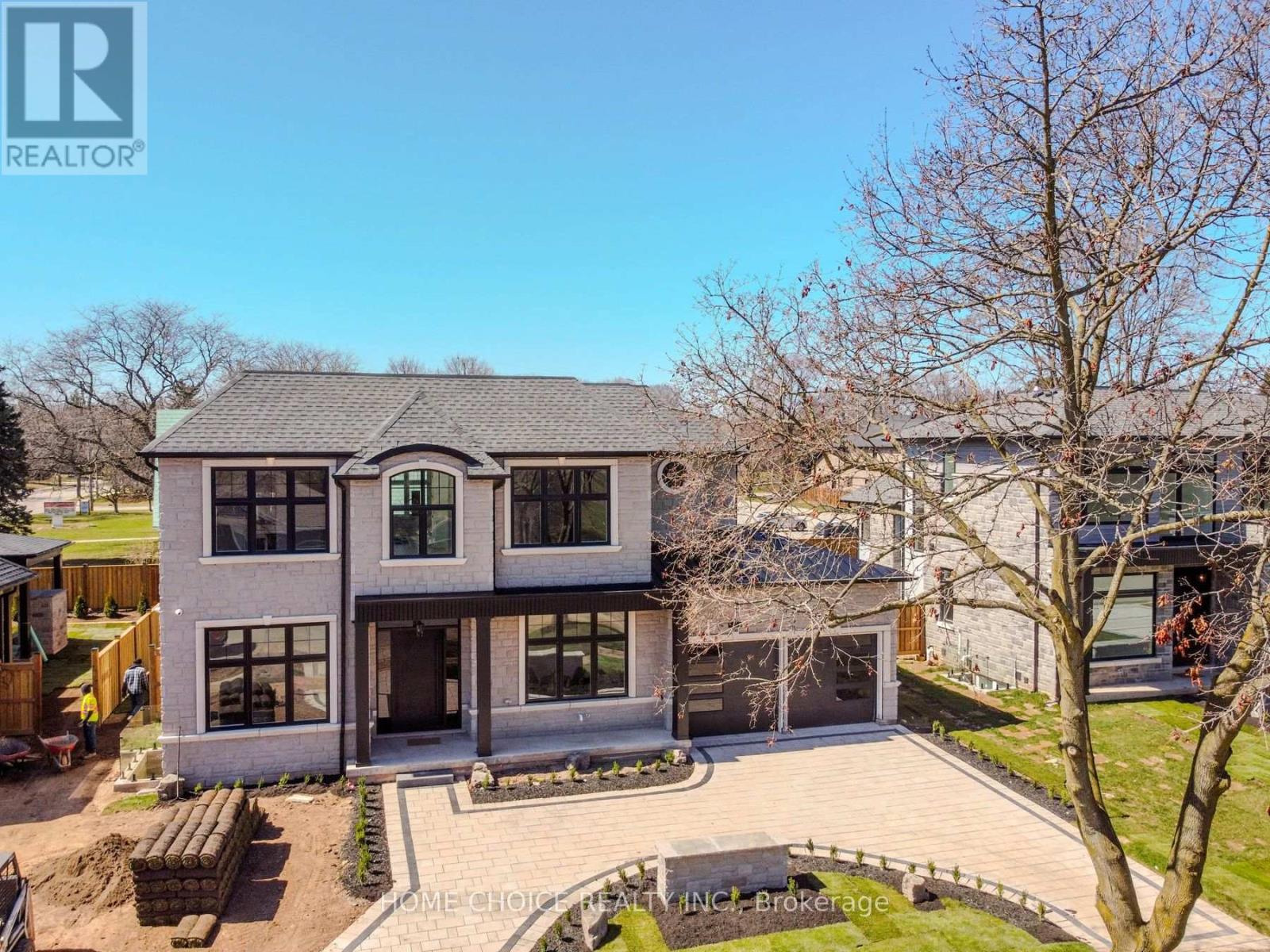 302 Tuck Drive, Burlington, Ontario L7L 2R1 - Photo 5 - W12553122