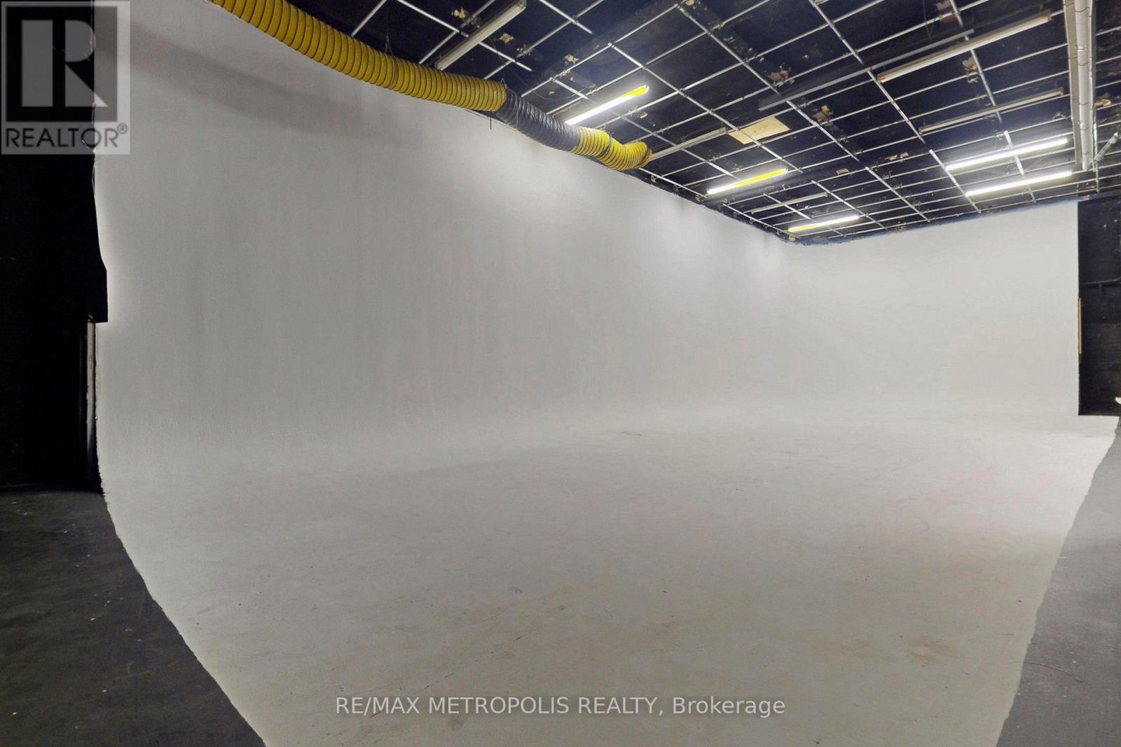 Studio 1 - 258 Wallace Avenue, Toronto, Ontario M6P 3M9 - Photo 2 - W12553152