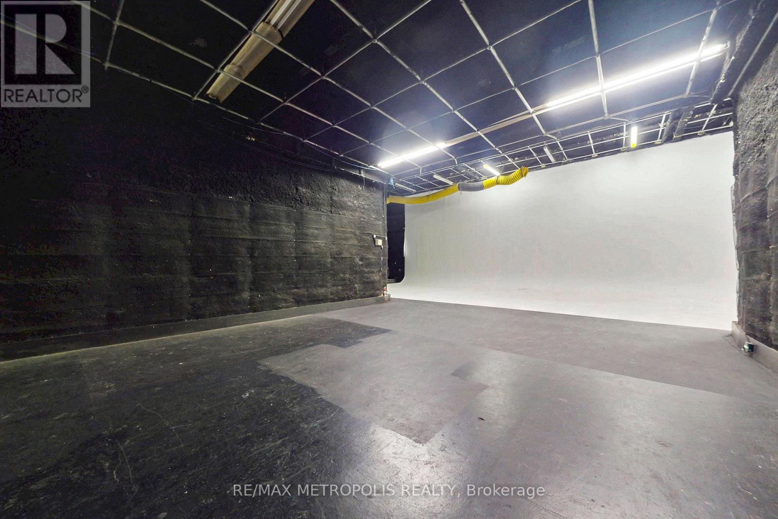 Studio 1 - 258 Wallace Avenue, Toronto, Ontario M6P 3M9 - Photo 4 - W12553152