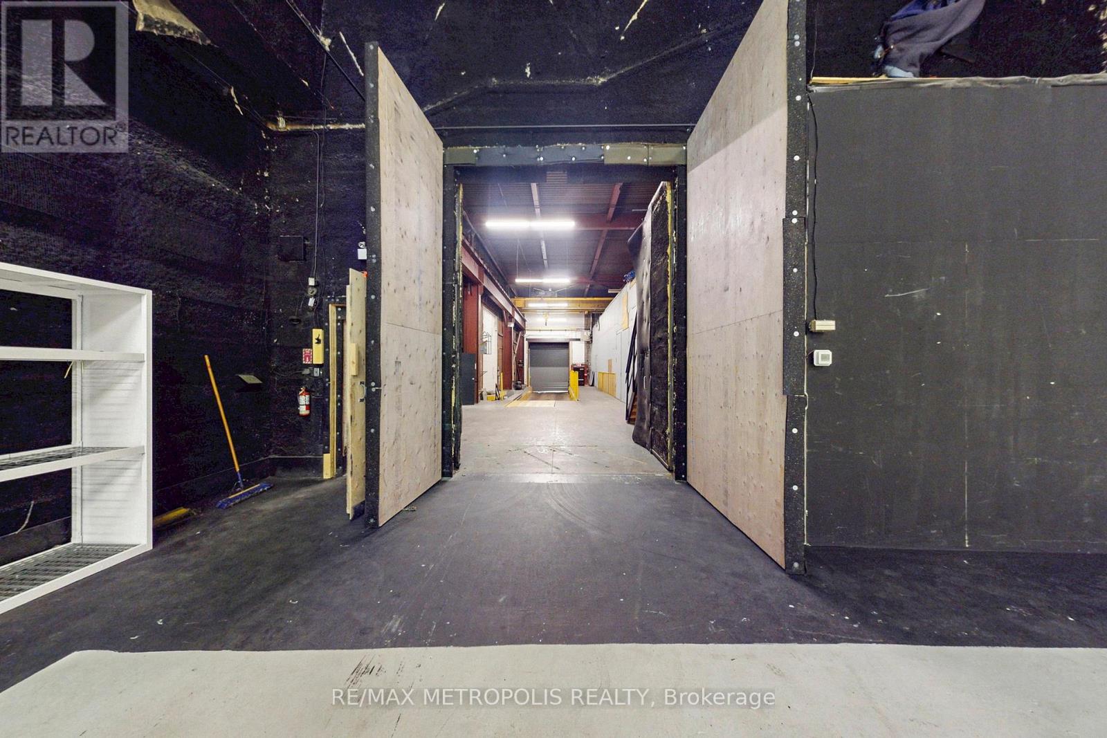 Studio 1 - 258 Wallace Avenue, Toronto, Ontario M6P 3M9 - Photo 5 - W12553152