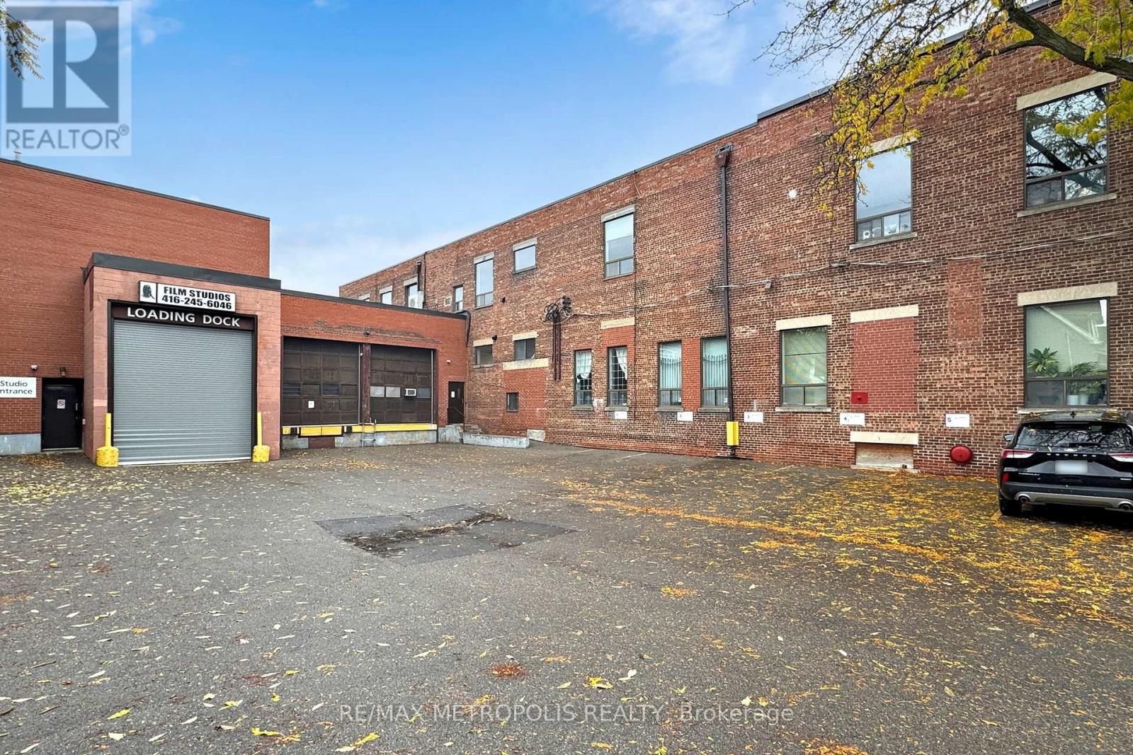 Studio 1 - 258 Wallace Avenue, Toronto, Ontario M6P 3M9 - Photo 6 - W12553152