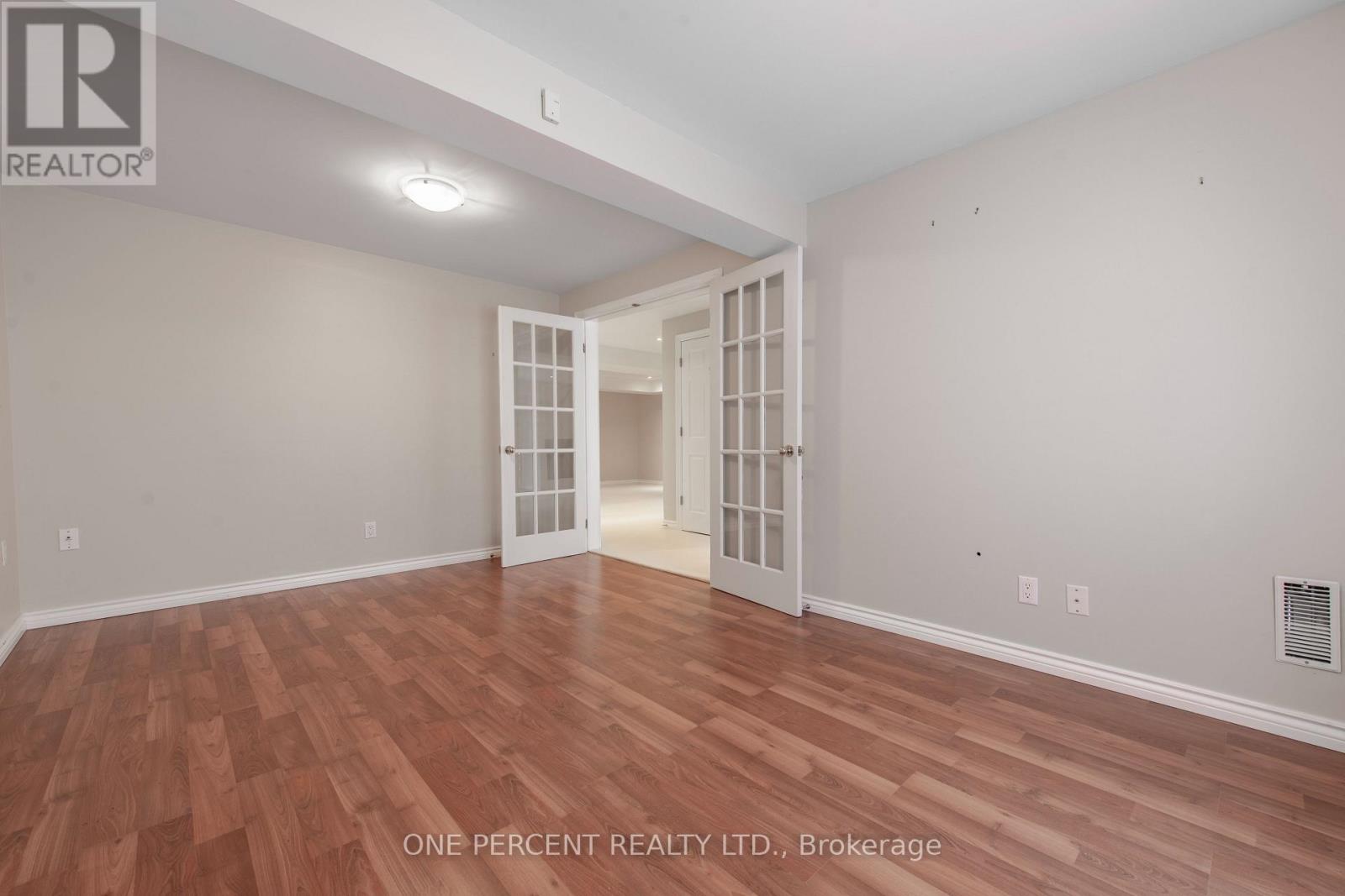 8 Trillium Court, Guelph, Ontario  N1G 4P8 - Photo 32 - X12553120