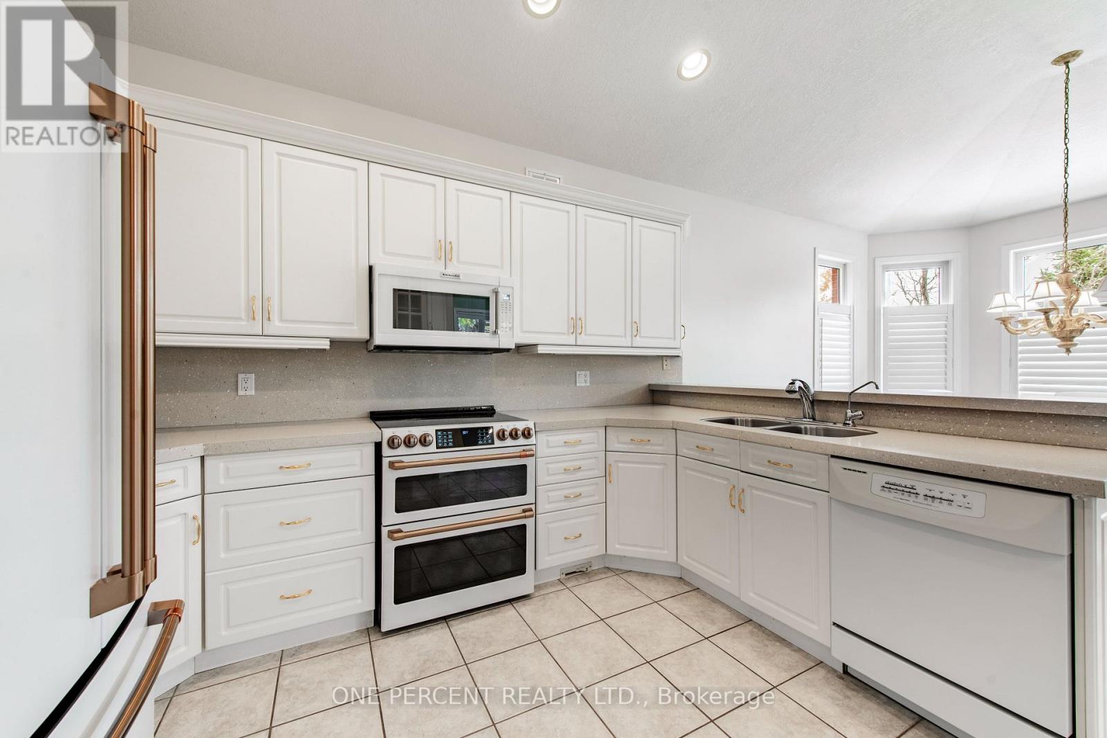 8 Trillium Court, Guelph, Ontario  N1G 4P8 - Photo 9 - X12553120