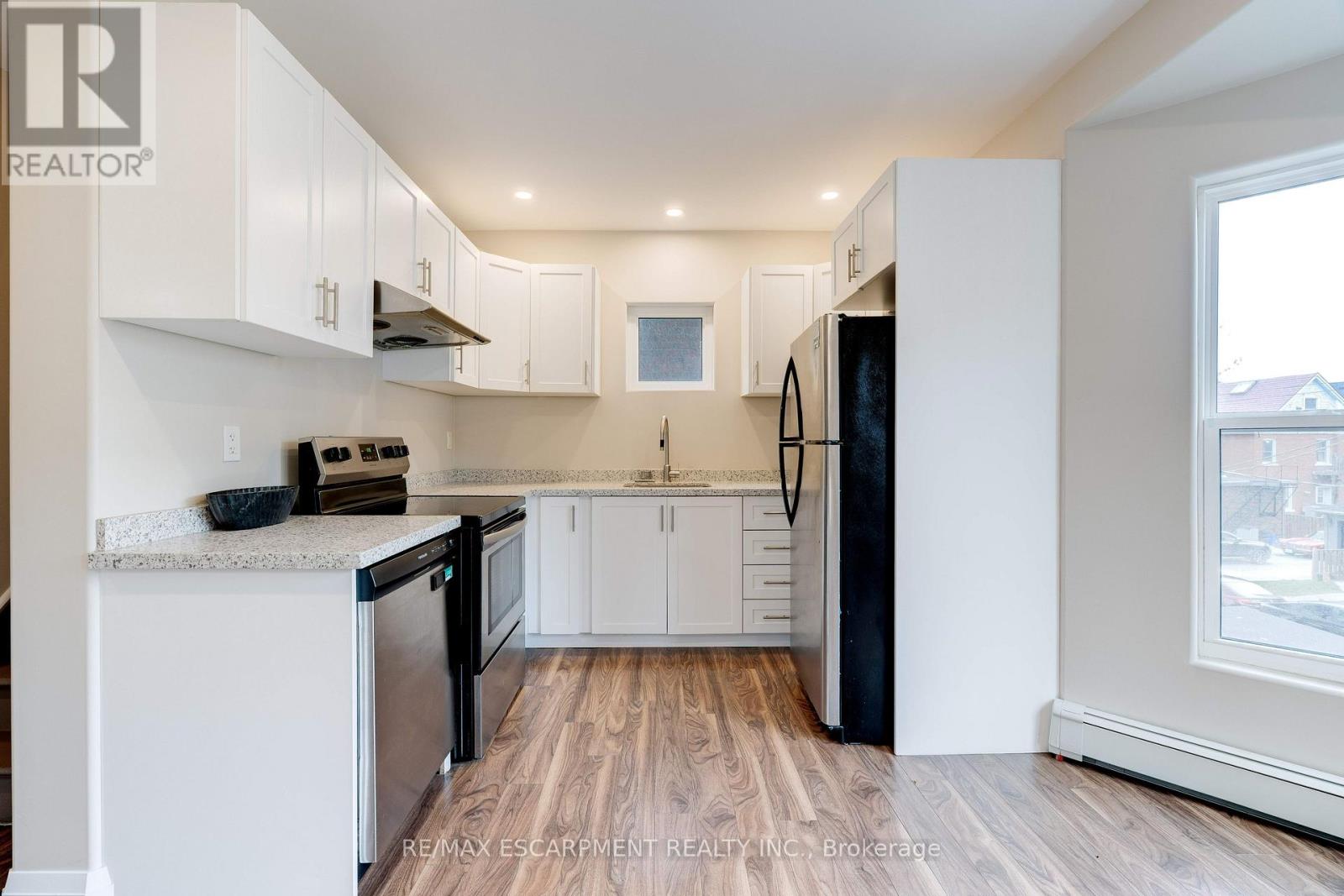 152 Sanford Avenue S, Hamilton, Ontario  L8M 2G9 - Photo 5 - X12553136