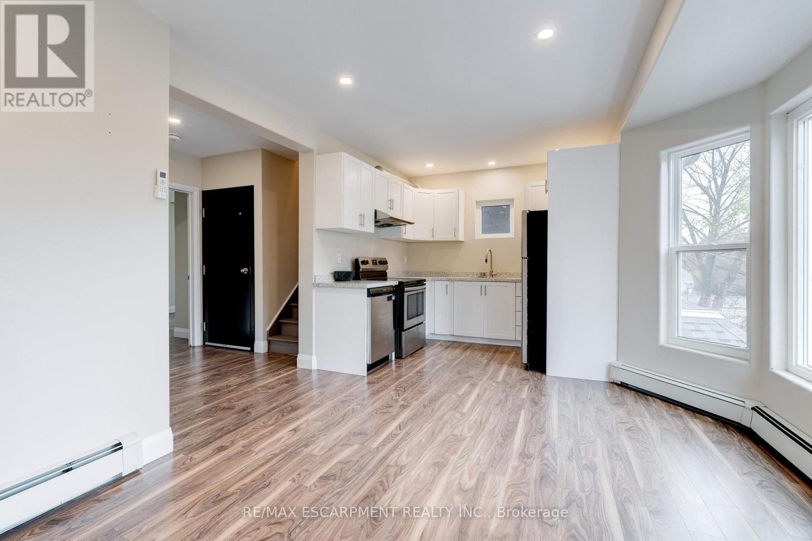 Upper - 152 Sanford Avenue S, Hamilton, Ontario  L8M 2G9 - Photo 5 - X12553158