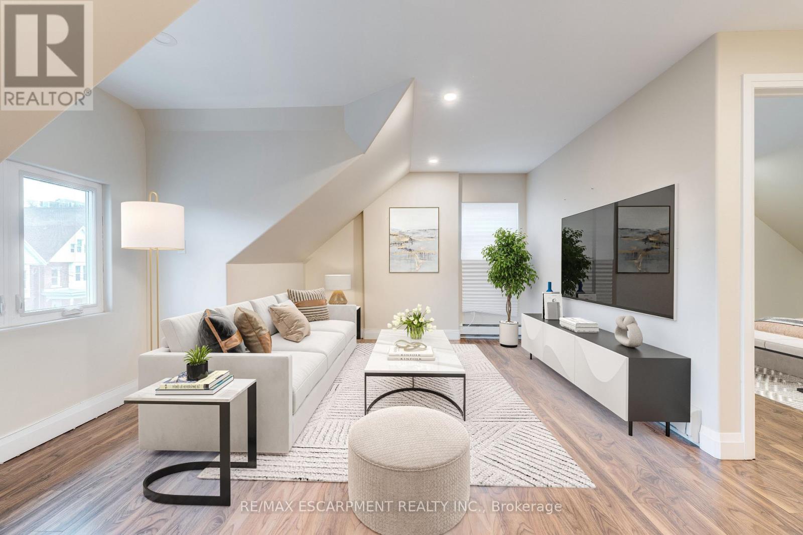 Upper - 152 Sanford Avenue S, Hamilton, Ontario  L8M 2G9 - Photo 8 - X12553158