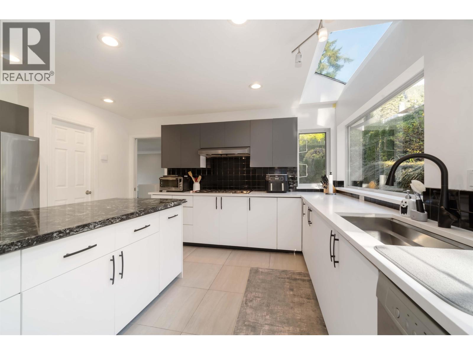 456 Montroyal Boulevard, North Vancouver, British Columbia  V7N 3E1 - Photo 9 - R3068048