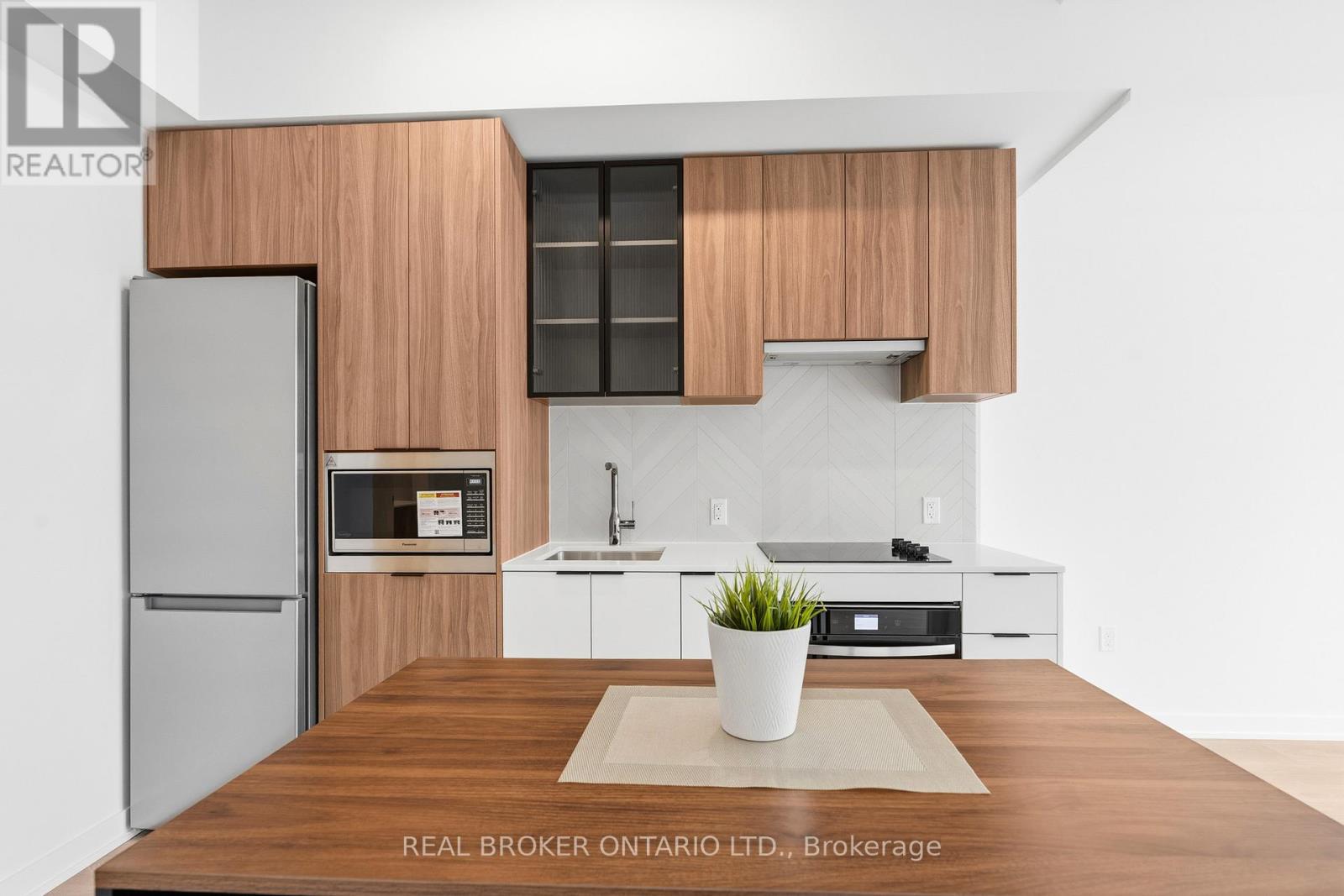 520 - 1037 The Queensway, Toronto, Ontario M8Z 6C7 - Photo 2 - W12552758