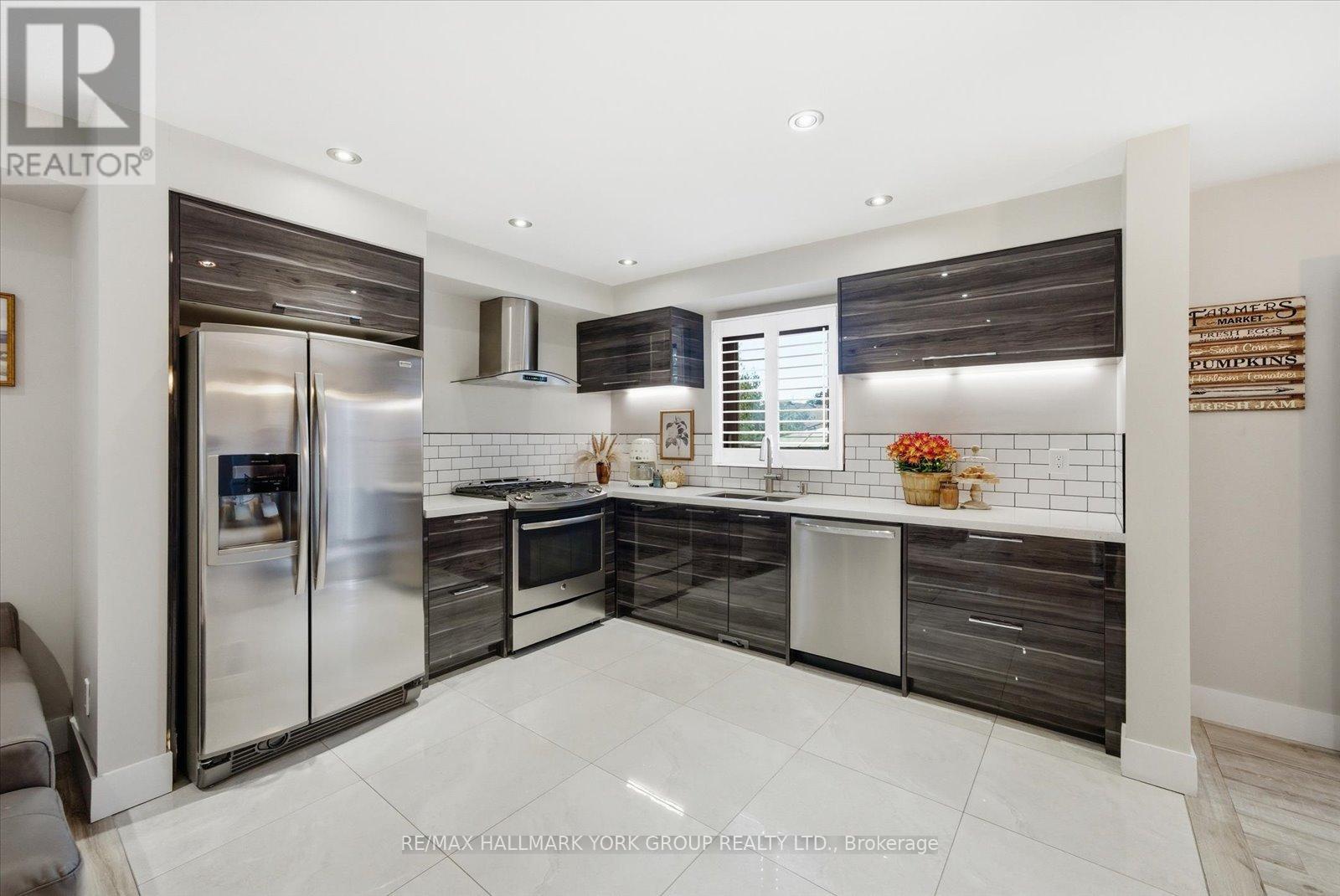 234 Billings Crescent, Newmarket, Ontario  L3Y 7Y7 - Photo 5 - N12553166