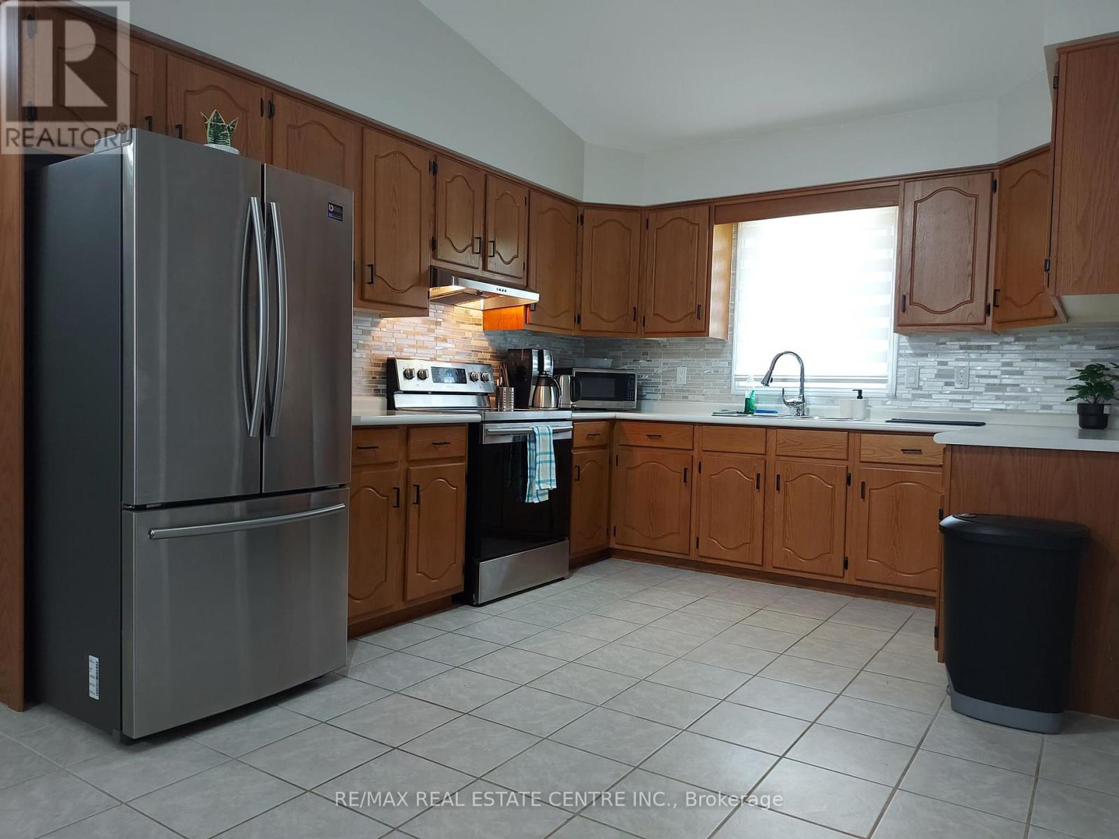 31 Josselyn Drive, London South, Ontario N6E 3V7 - Photo 8 - X12553054