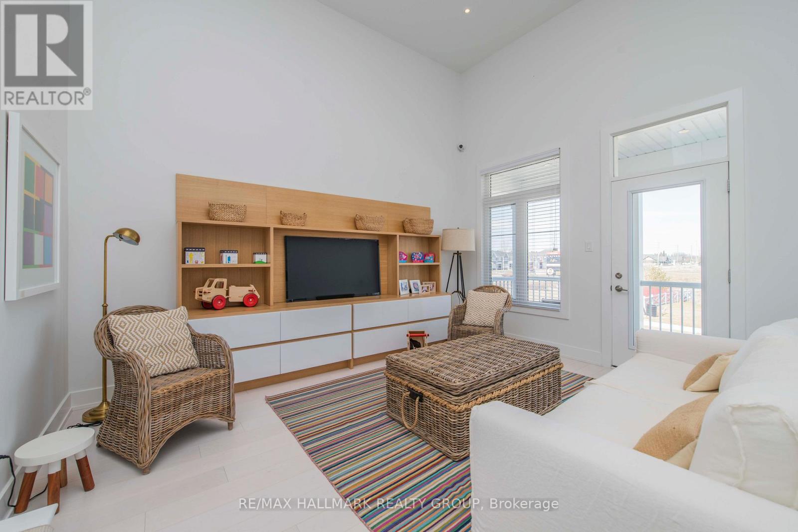 106 Hackamore Crescent, Ottawa, Ontario  K0A 2Z0 - Photo 2 - X12553218