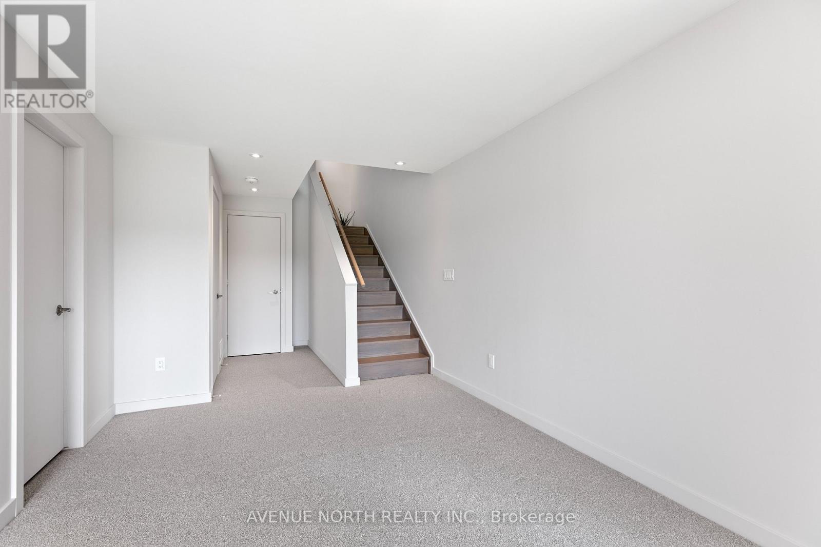 244 Shuttleworth Drive, Ottawa, Ontario  K1T 0T4 - Photo 37 - X12553222