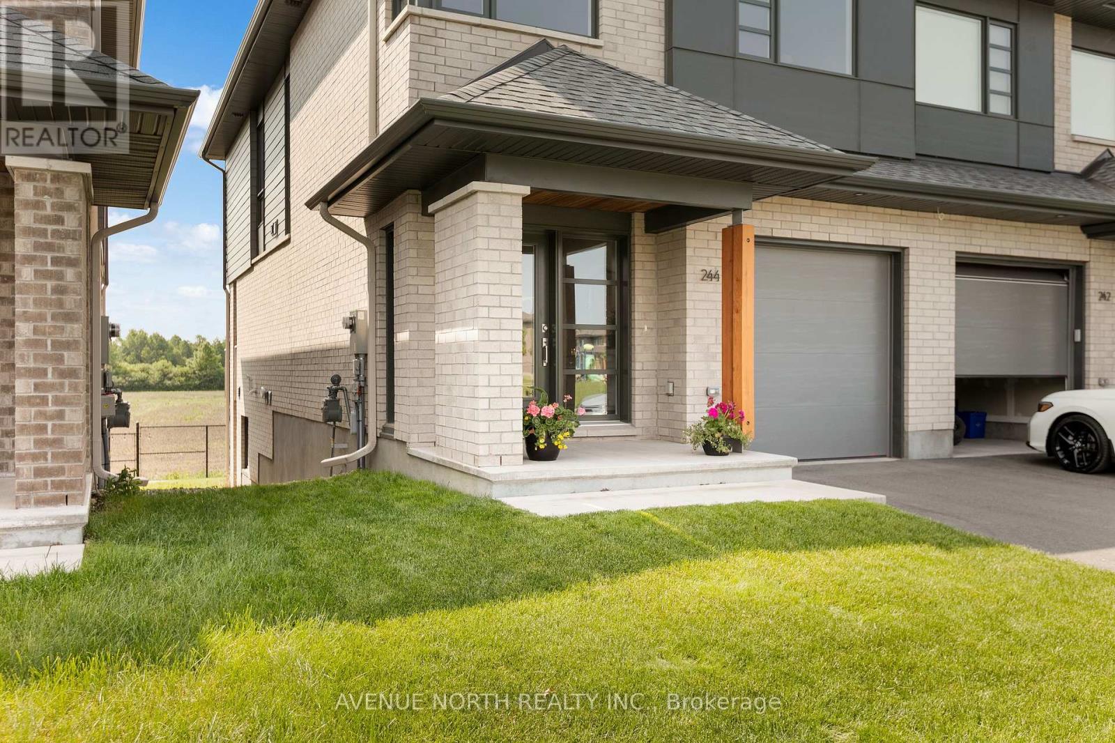 244 Shuttleworth Drive, Ottawa, Ontario  K1T 0T4 - Photo 7 - X12553222