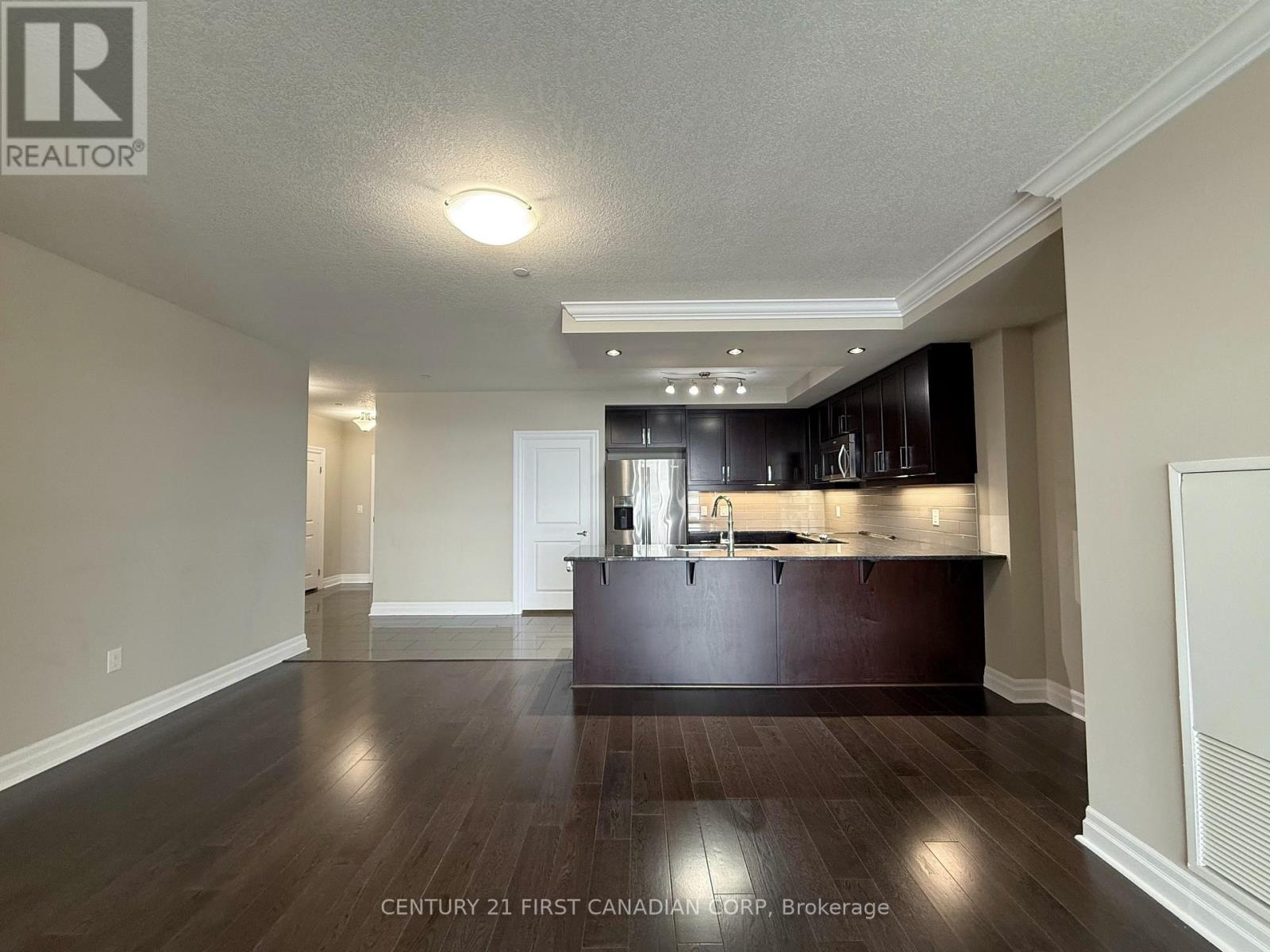 512 - 240 Villagewalk Boulevard, London North, Ontario N6G 0P6 - Photo 10 - X12480298