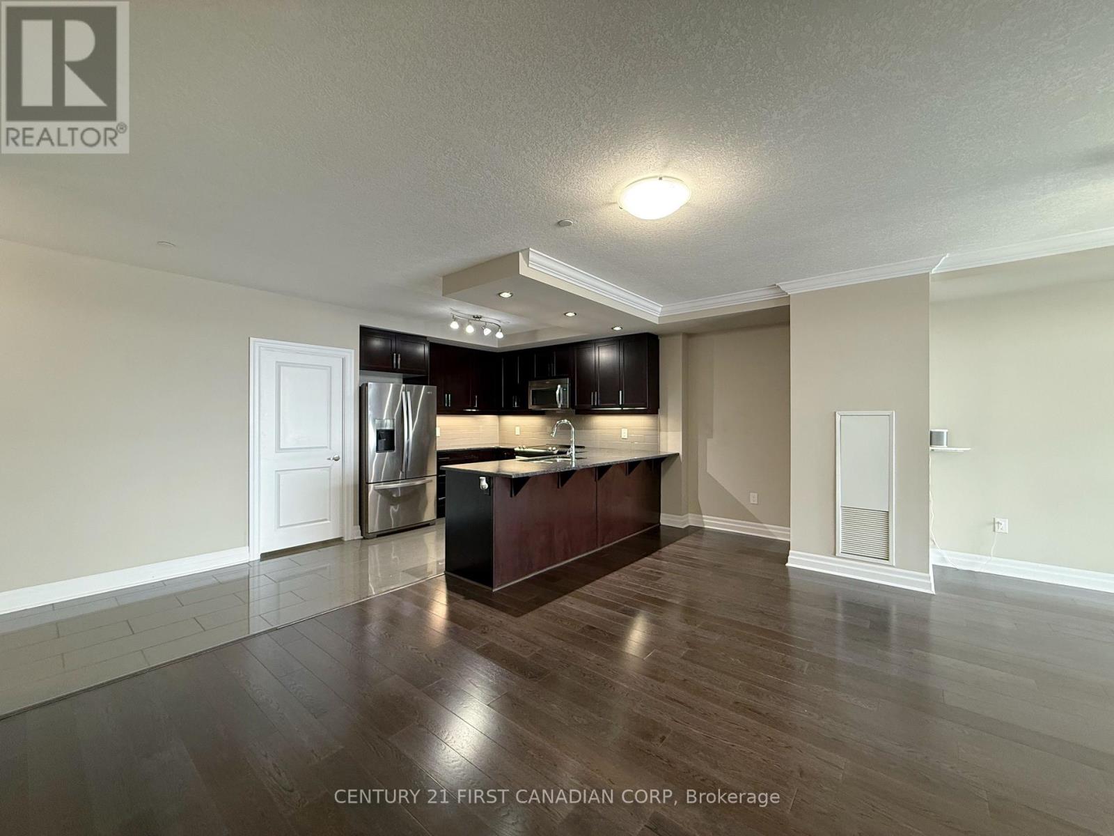 512 - 240 Villagewalk Boulevard, London North, Ontario N6G 0P6 - Photo 9 - X12480298