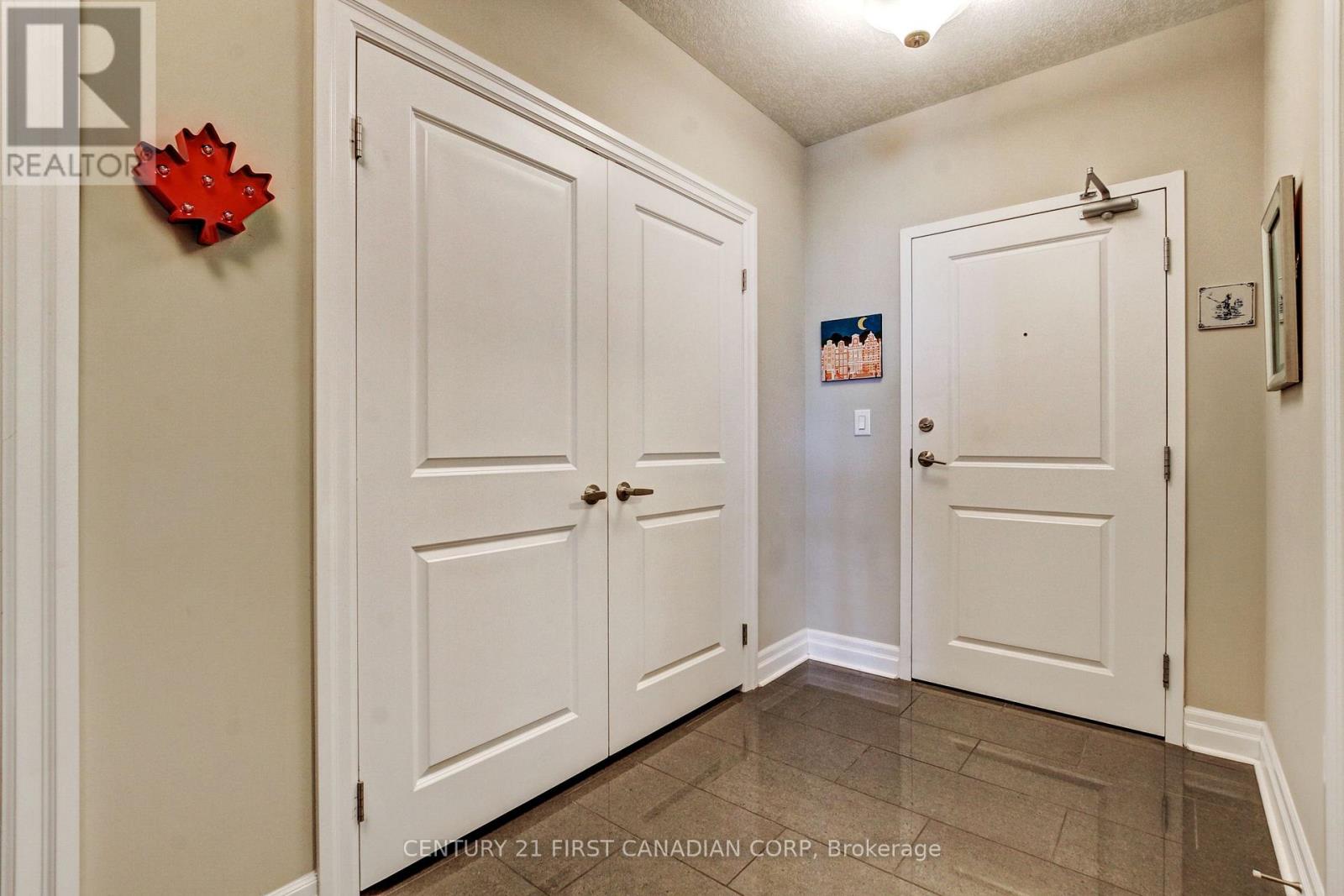 512 - 240 Villagewalk Boulevard, London North, Ontario N6G 0P6 - Photo 5 - X12480298