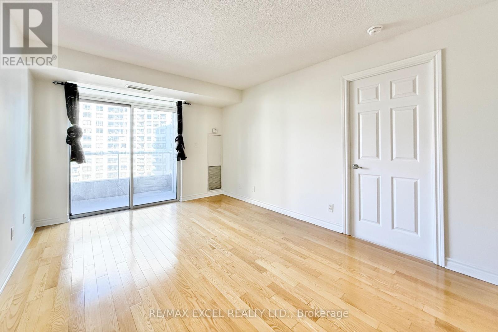 1918 - 3880 Duke Of York Boulevard, Mississauga, Ontario L5B 4M7 - Photo 4 - W12551812