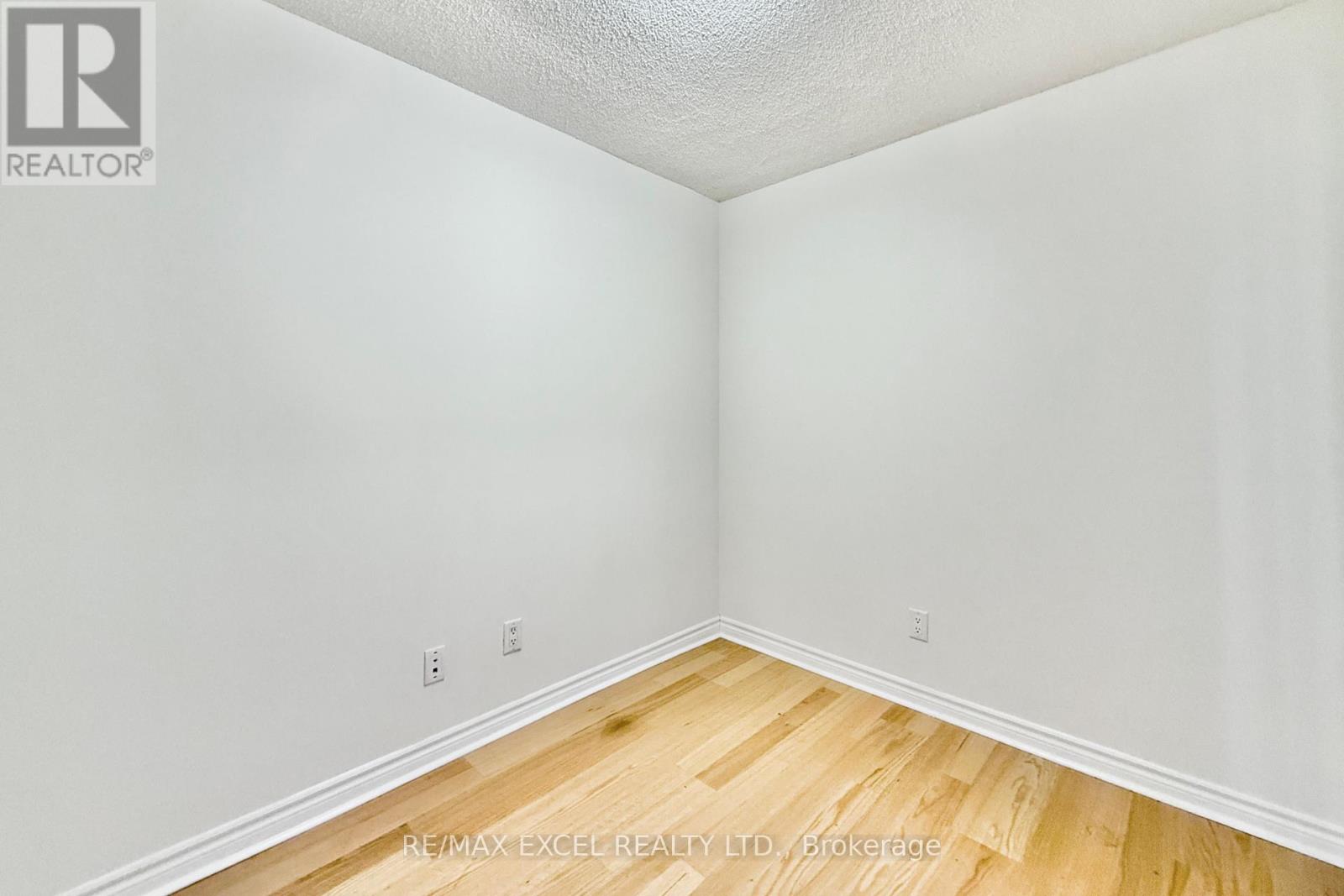 1918 - 3880 Duke Of York Boulevard, Mississauga, Ontario L5B 4M7 - Photo 15 - W12551812