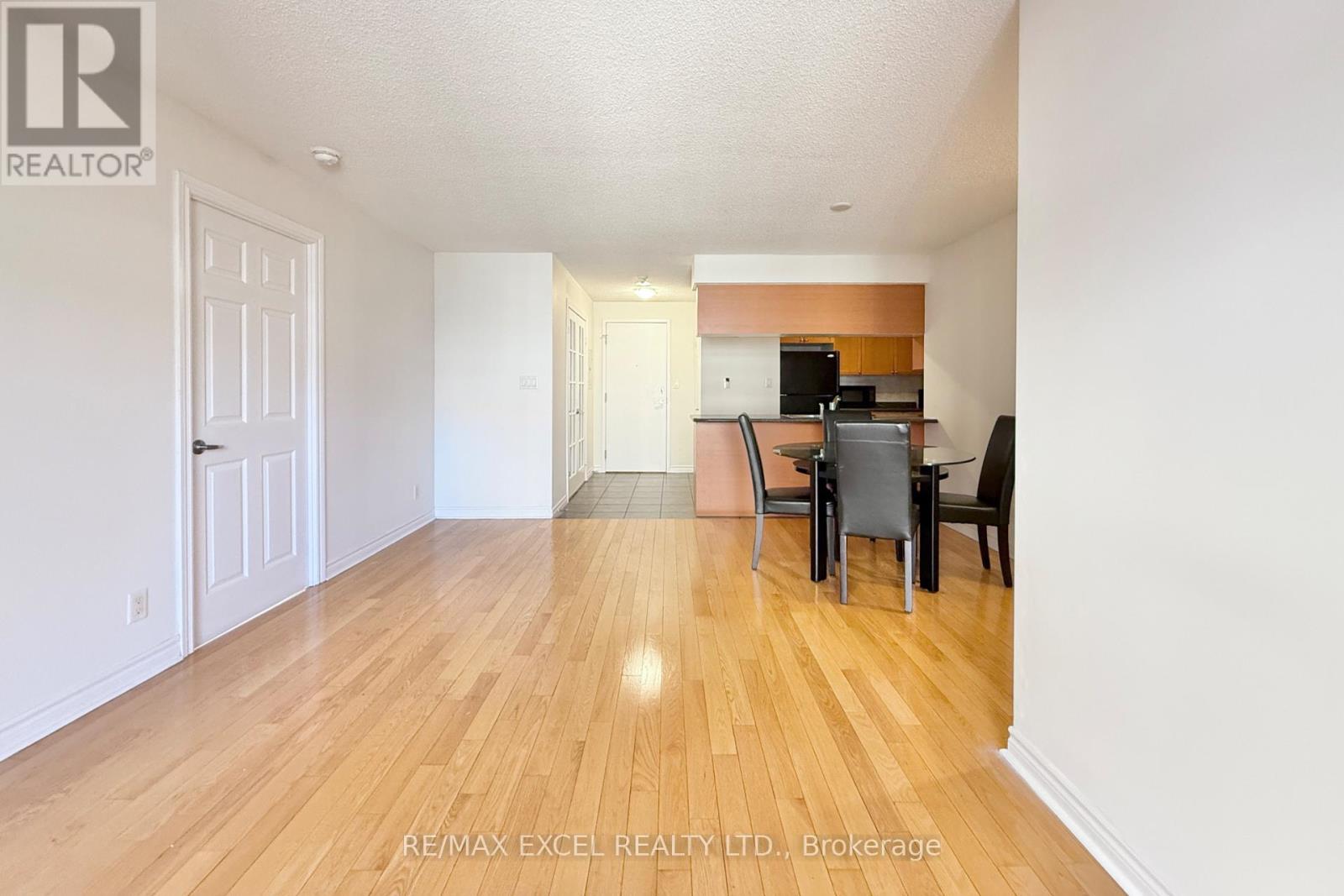 1918 - 3880 Duke Of York Boulevard, Mississauga, Ontario L5B 4M7 - Photo 6 - W12551812