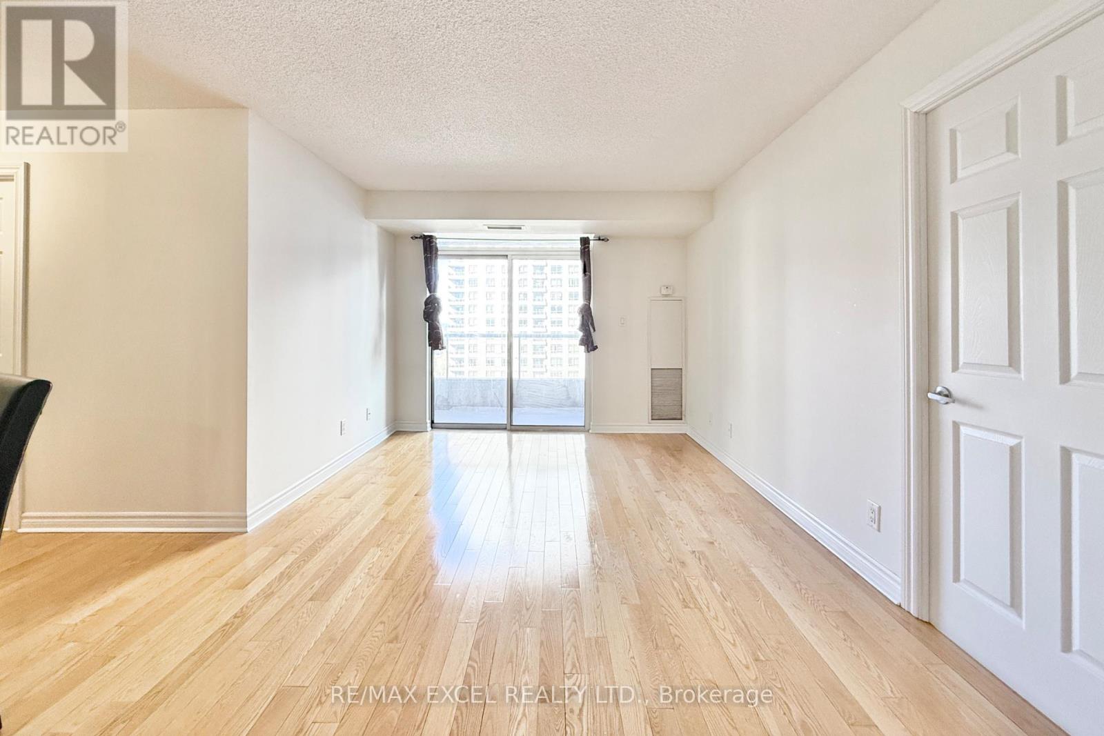 1918 - 3880 Duke Of York Boulevard, Mississauga, Ontario L5B 4M7 - Photo 3 - W12551812