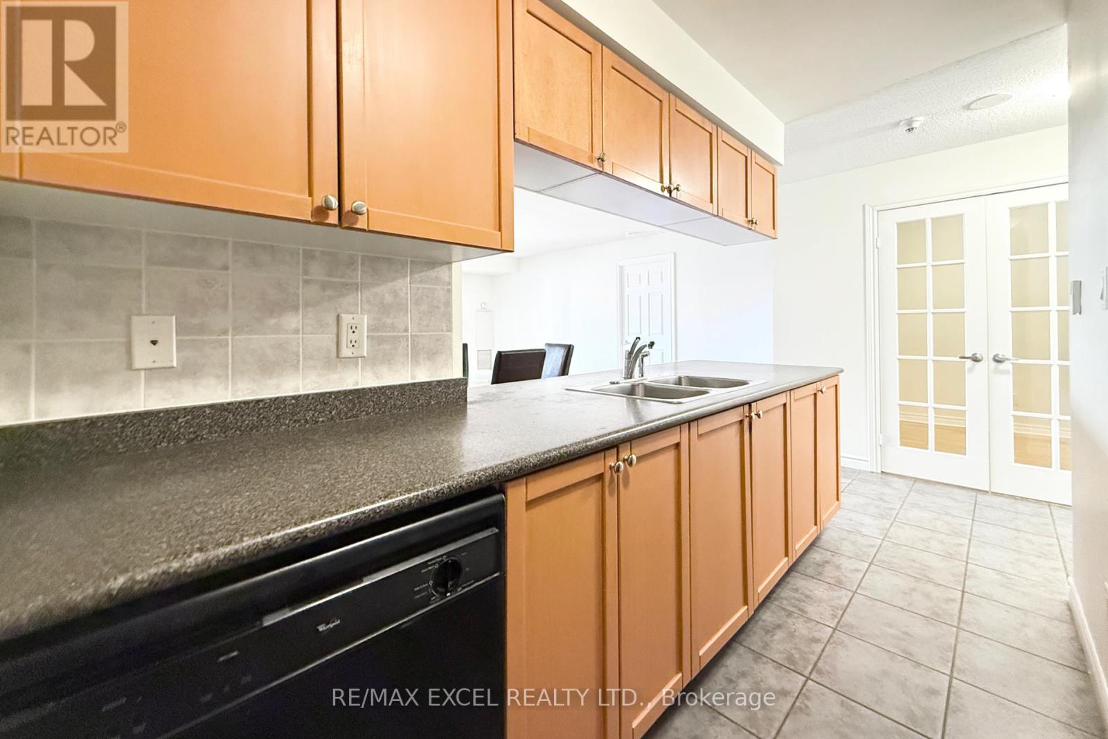 1918 - 3880 Duke Of York Boulevard, Mississauga, Ontario L5B 4M7 - Photo 10 - W12551812