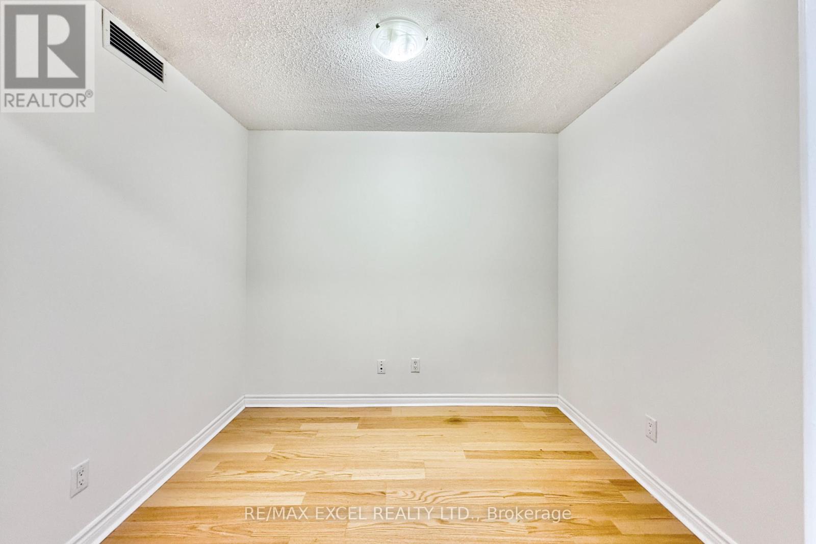 1918 - 3880 Duke Of York Boulevard, Mississauga, Ontario L5B 4M7 - Photo 16 - W12551812