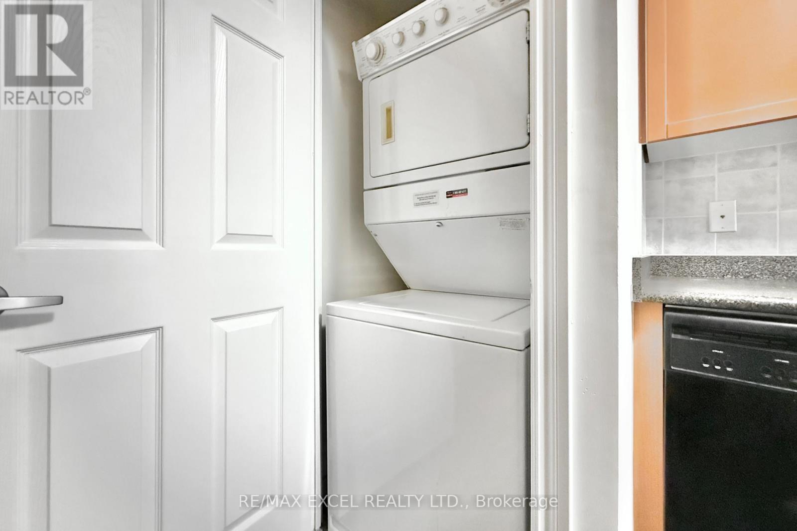 1918 - 3880 Duke Of York Boulevard, Mississauga, Ontario L5B 4M7 - Photo 17 - W12551812