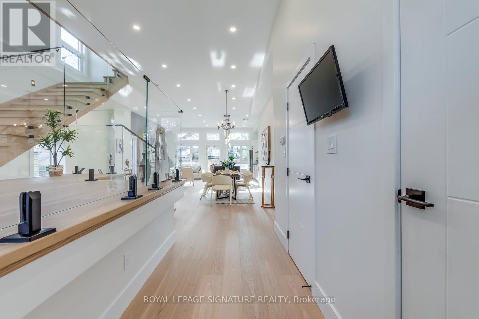 117 Holborne Avenue, Toronto, Ontario  M4C 2R3 - Photo 3 - E12553252